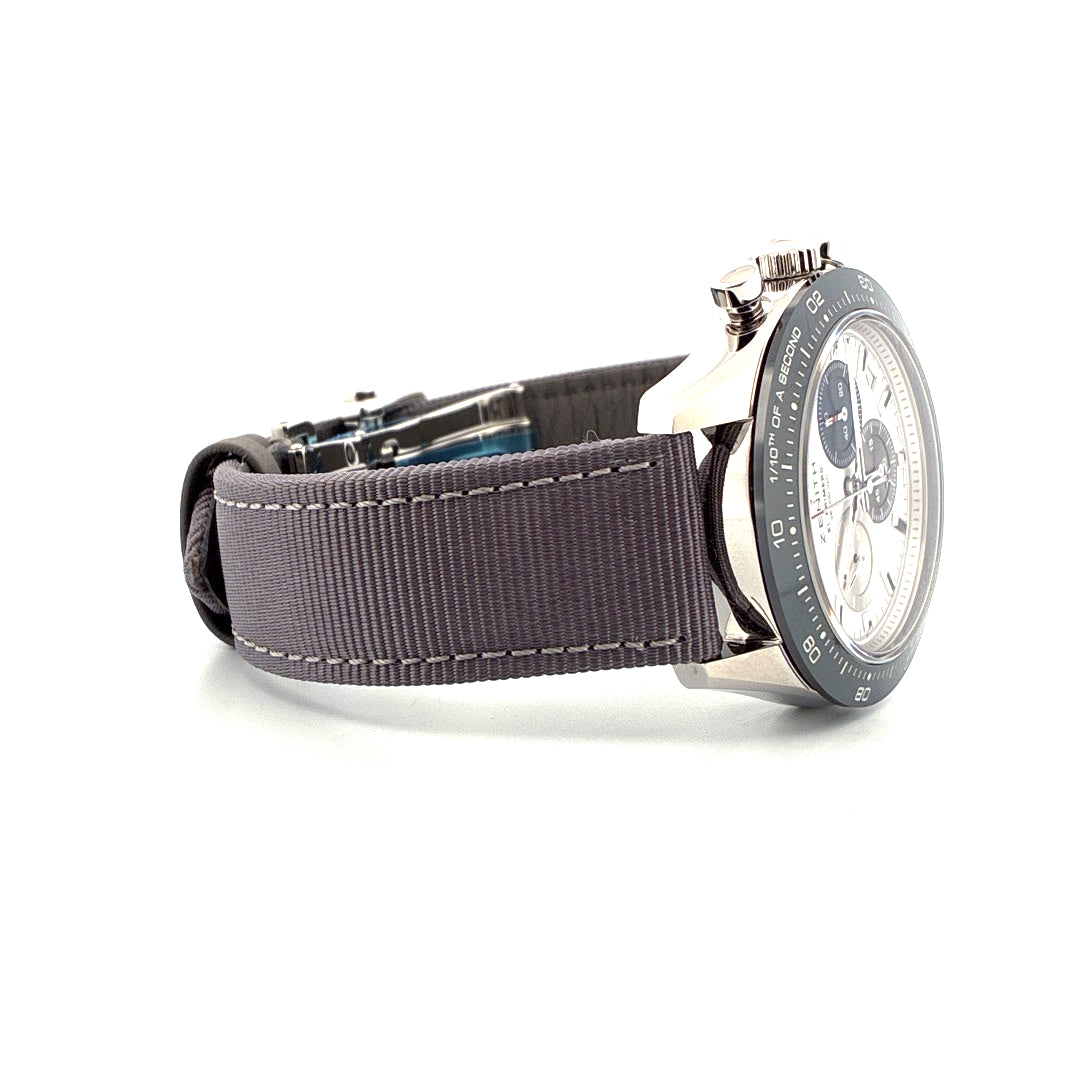 Zenith Chronomaster Sport 41 mm Edelstahl mit grauem Textilband im Profil auf weißem Hintergrund