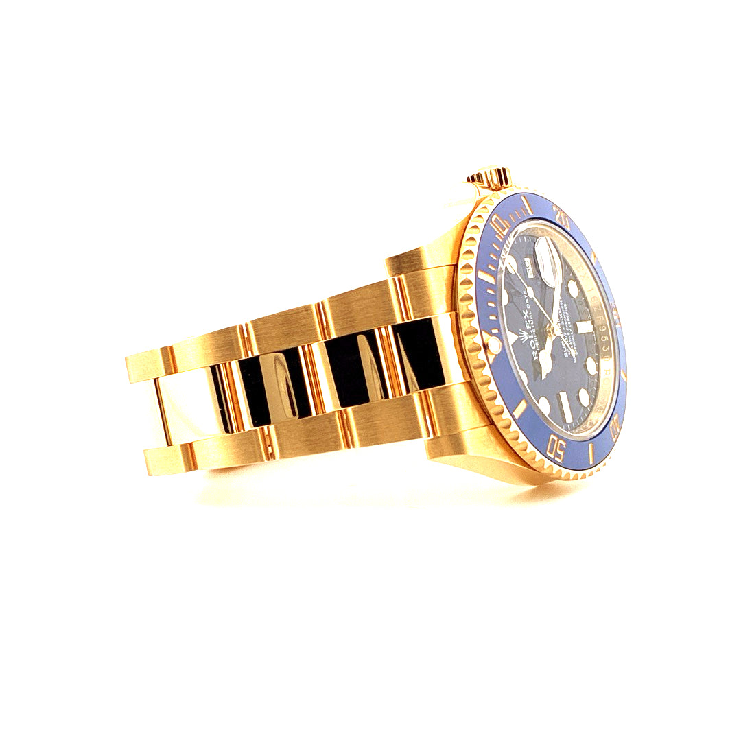 Rolex Submariner 126618LB Date Gelbgold von der Seite mit blauem Zifferblatt und Gelbgoldarmband
