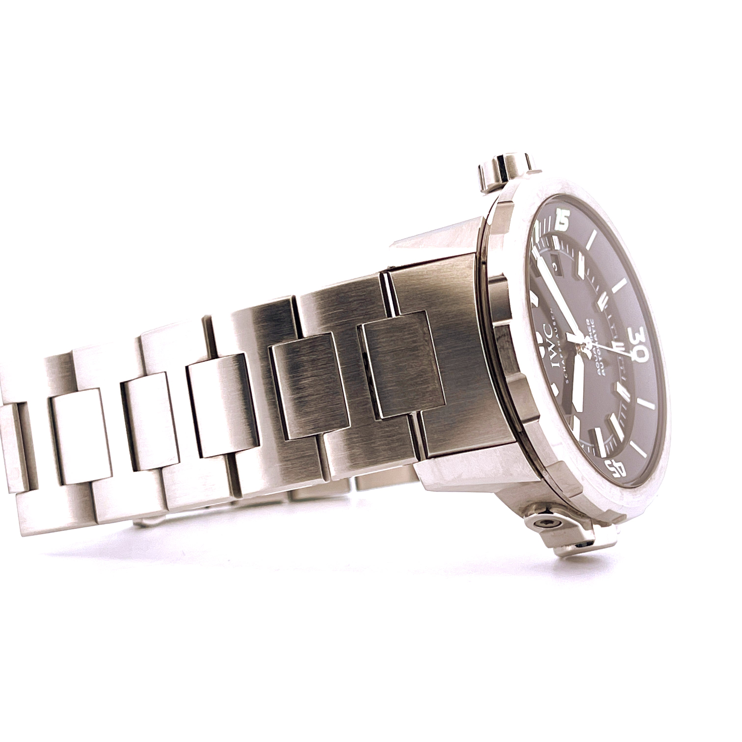 IWC Aquatimer Automatic Edelstahl im Detail mit Blick auf Armband und Zifferblatt auf weißem Hintergrund