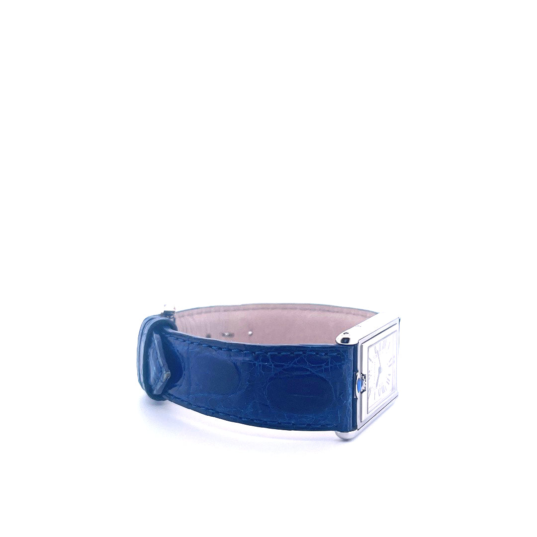 Cartier Tank Basculante Stahl mit blauem Lederarmband in Seitenansicht auf weißem Hintergrund