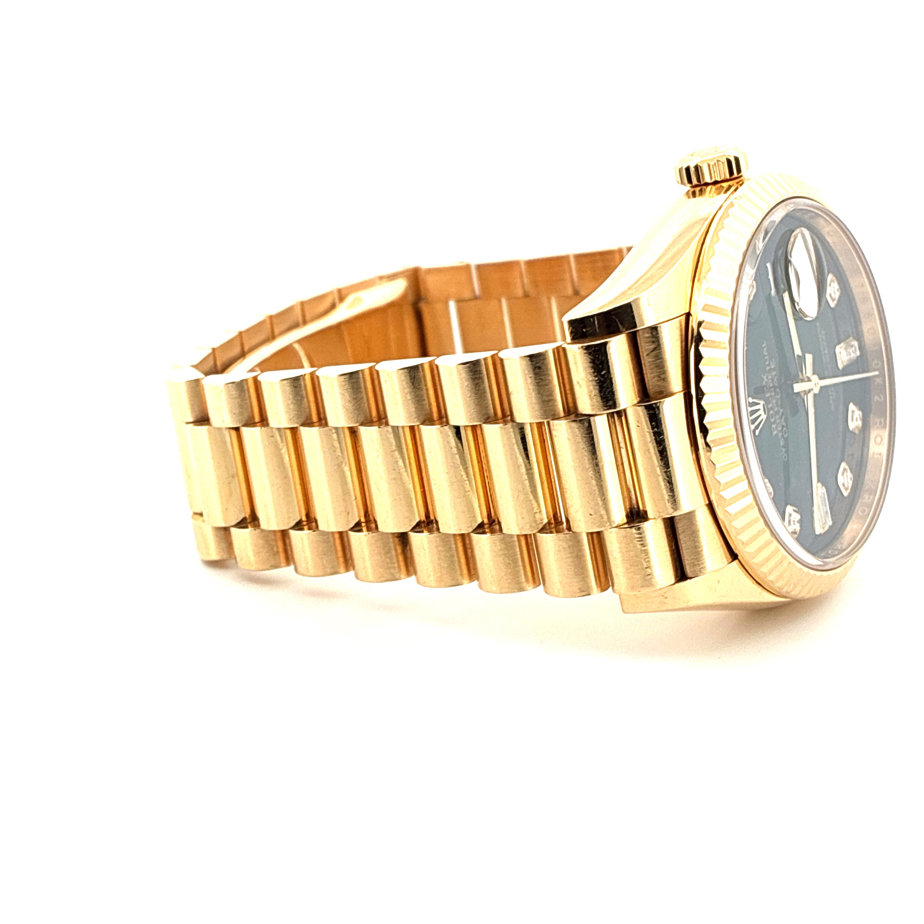 Rolex Day-Date 36 in Gelbgold mit einem dunklen Zifferblatt und Automatikwerk in Seitenansicht