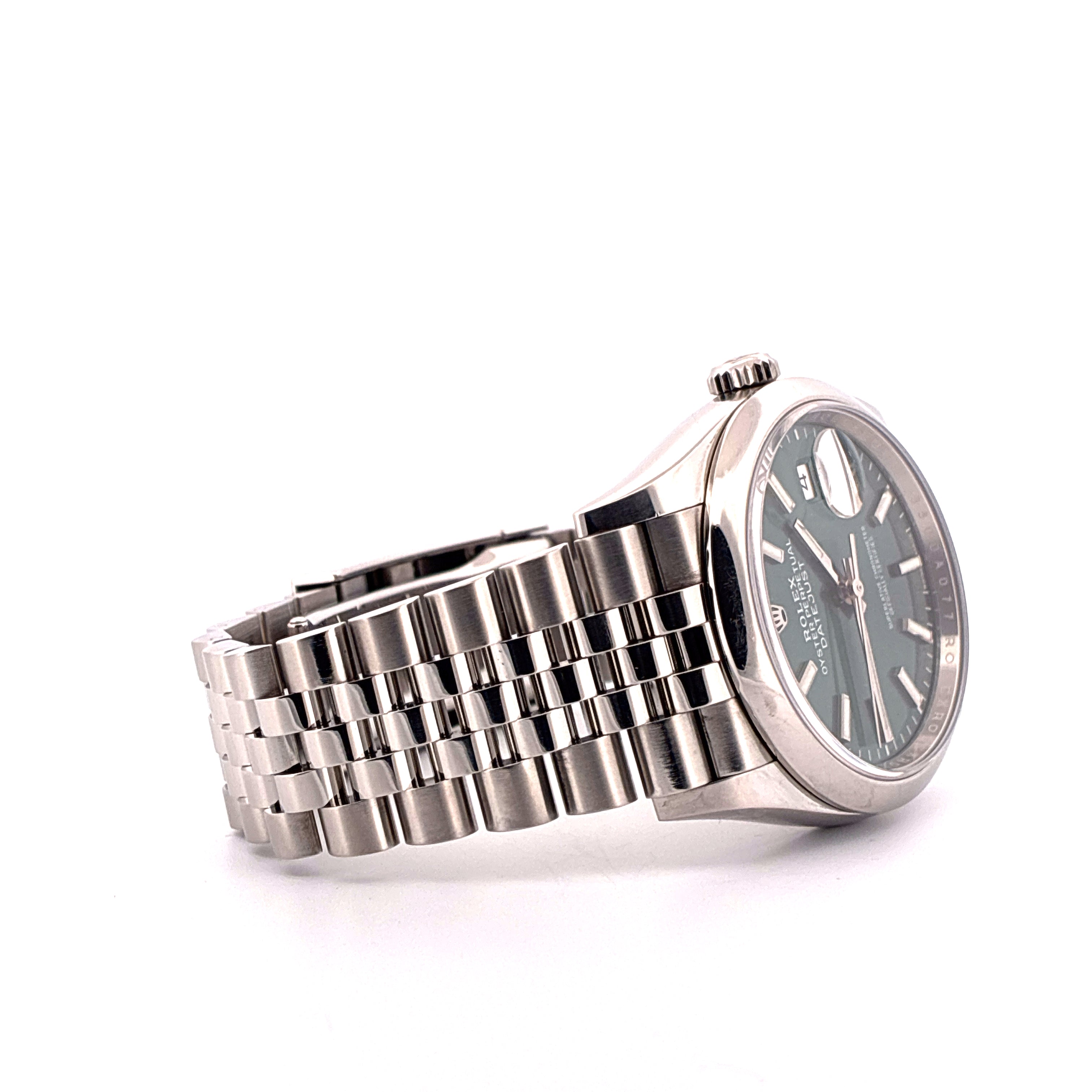 Seitenansicht einer Rolex Datejust 36 aus Stahl mit Jubilee-Armband und grünem Zifferblatt auf weißem Hintergrund
