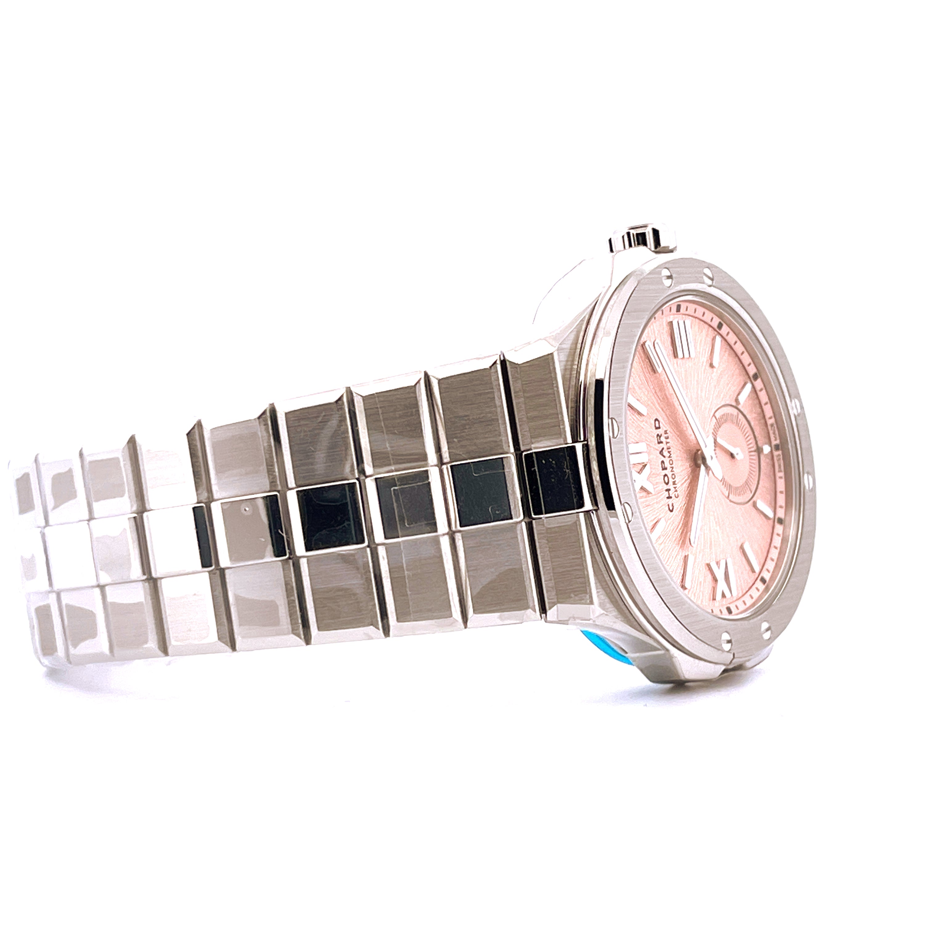 Chopard Alpine Eagle XPS Salmon aus Edelstahl mit rosa Zifferblatt und markantem Gliederarmband im Seitenprofil