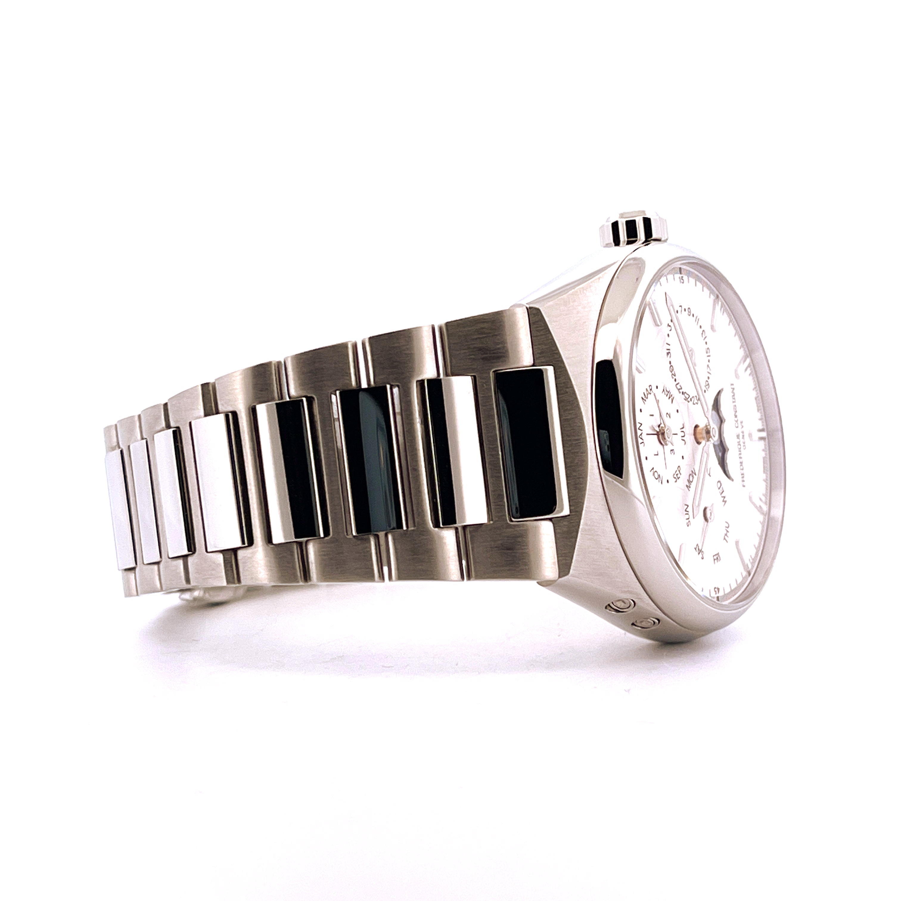 Eine Frederique Constant Highlife Perpetual Calendar Manufacture Automatique Uhr mit silbernem Armband und weißem Zifferbl…