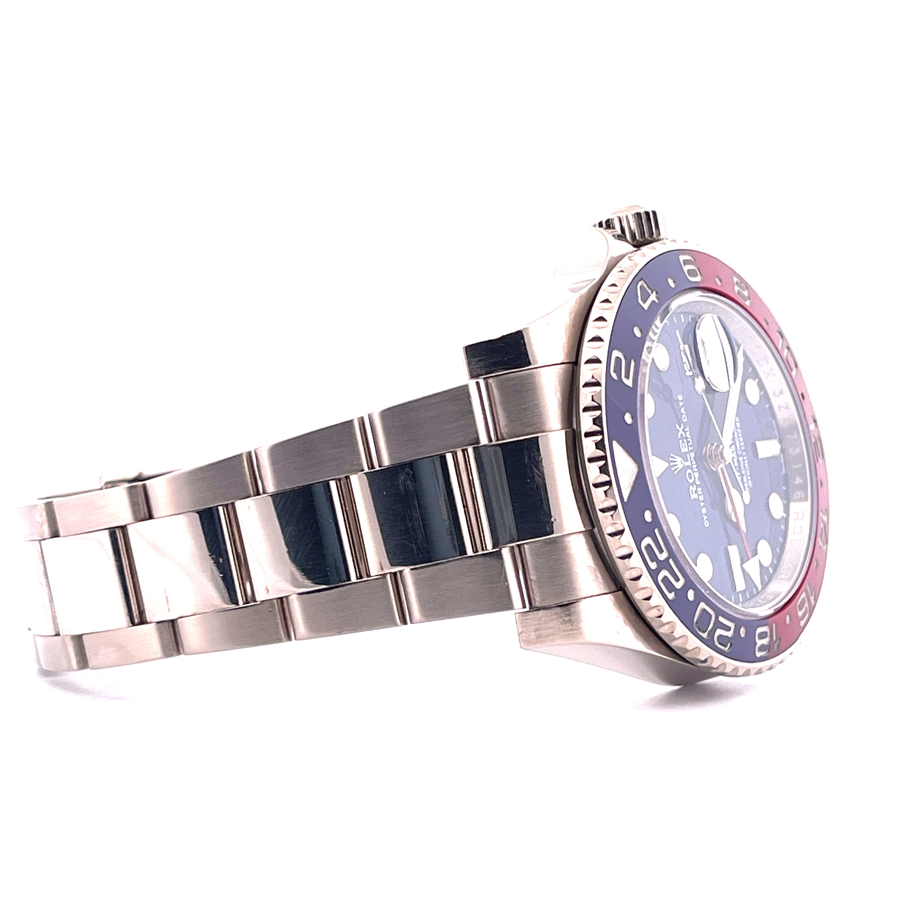 Seitenansicht einer Rolex GMT-Master II in Weißgold mit blau-roter Lünette und Stahlarmband