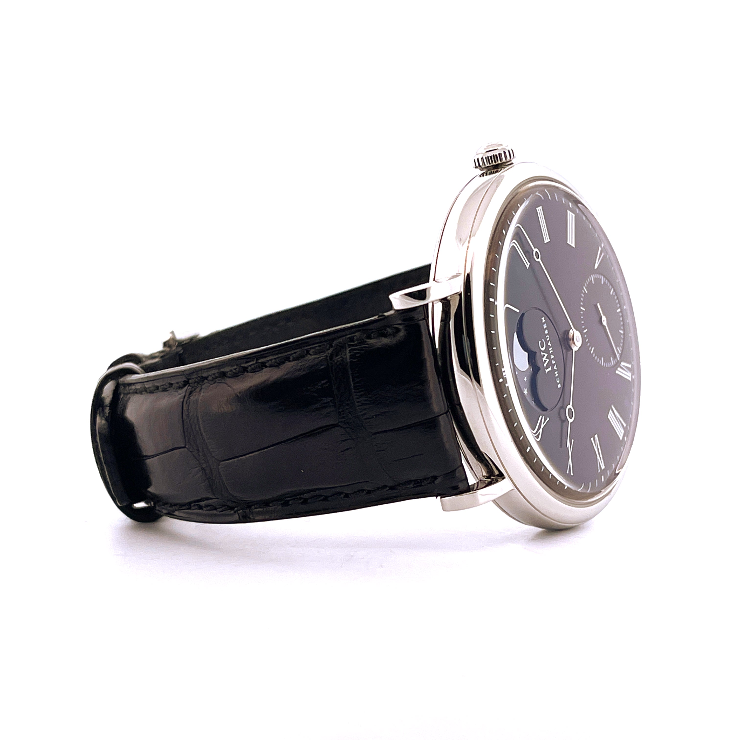 IWC Portofino Moonphase Edelstahl Armbanduhr mit schwarzem Lederarmband und Mondphasenanzeige auf weißem Hintergrund