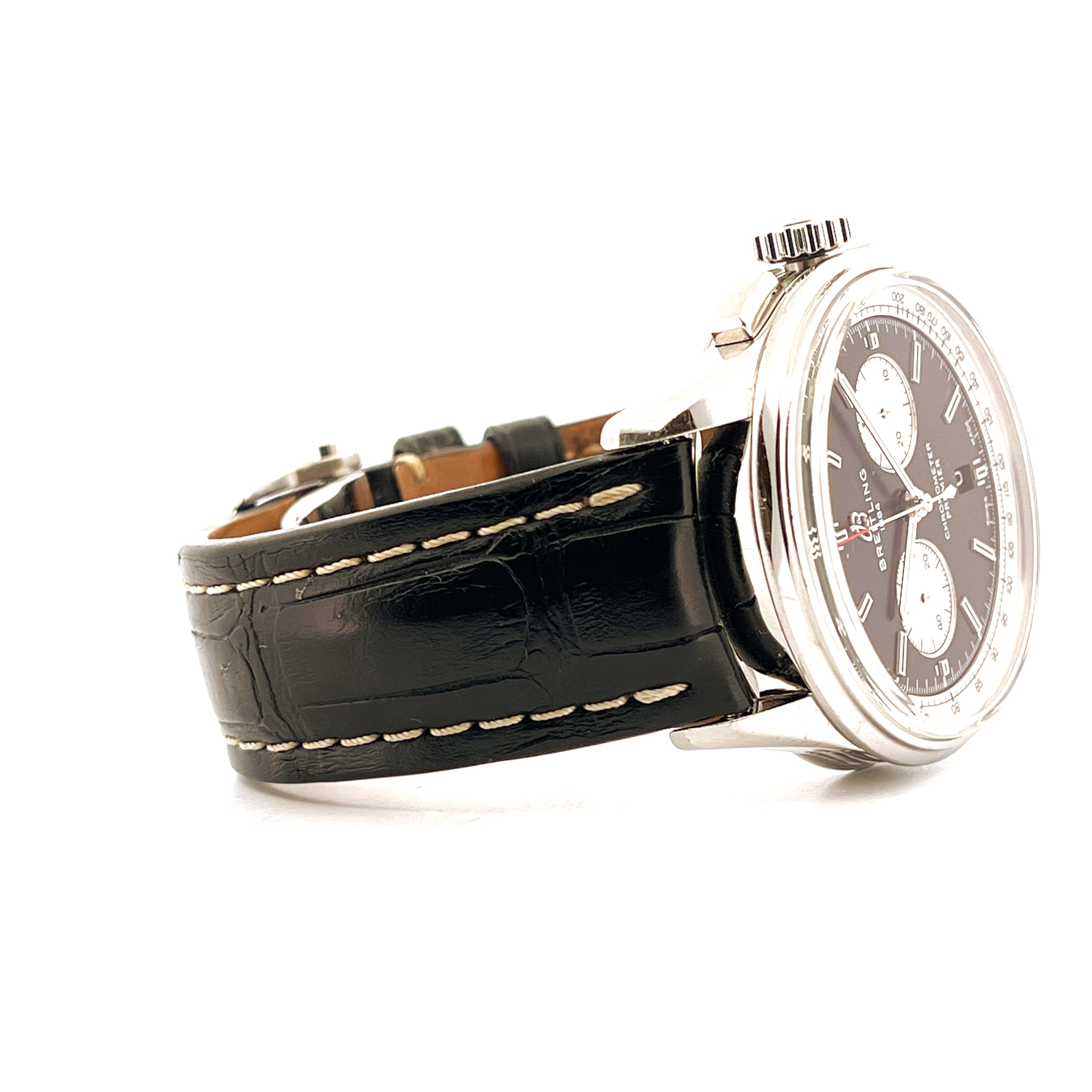 Breitling Premier B01 Chronograph 42 im Detail, Seitenansicht mit schwarzem Lederarmband