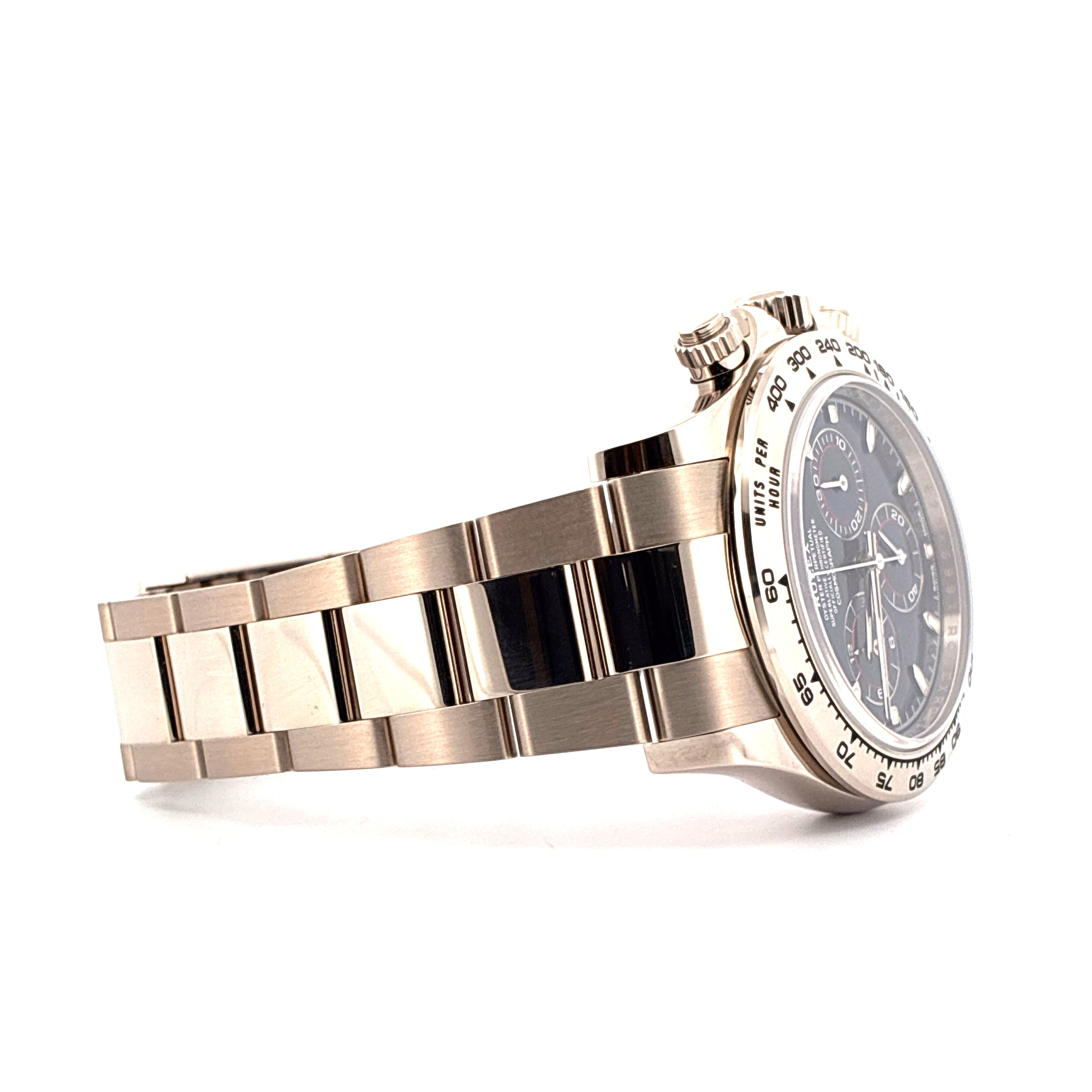 Rolex Daytona Weißgold mit blauem Zifferblatt von der Seite fotografiert vor weißem Hintergrund