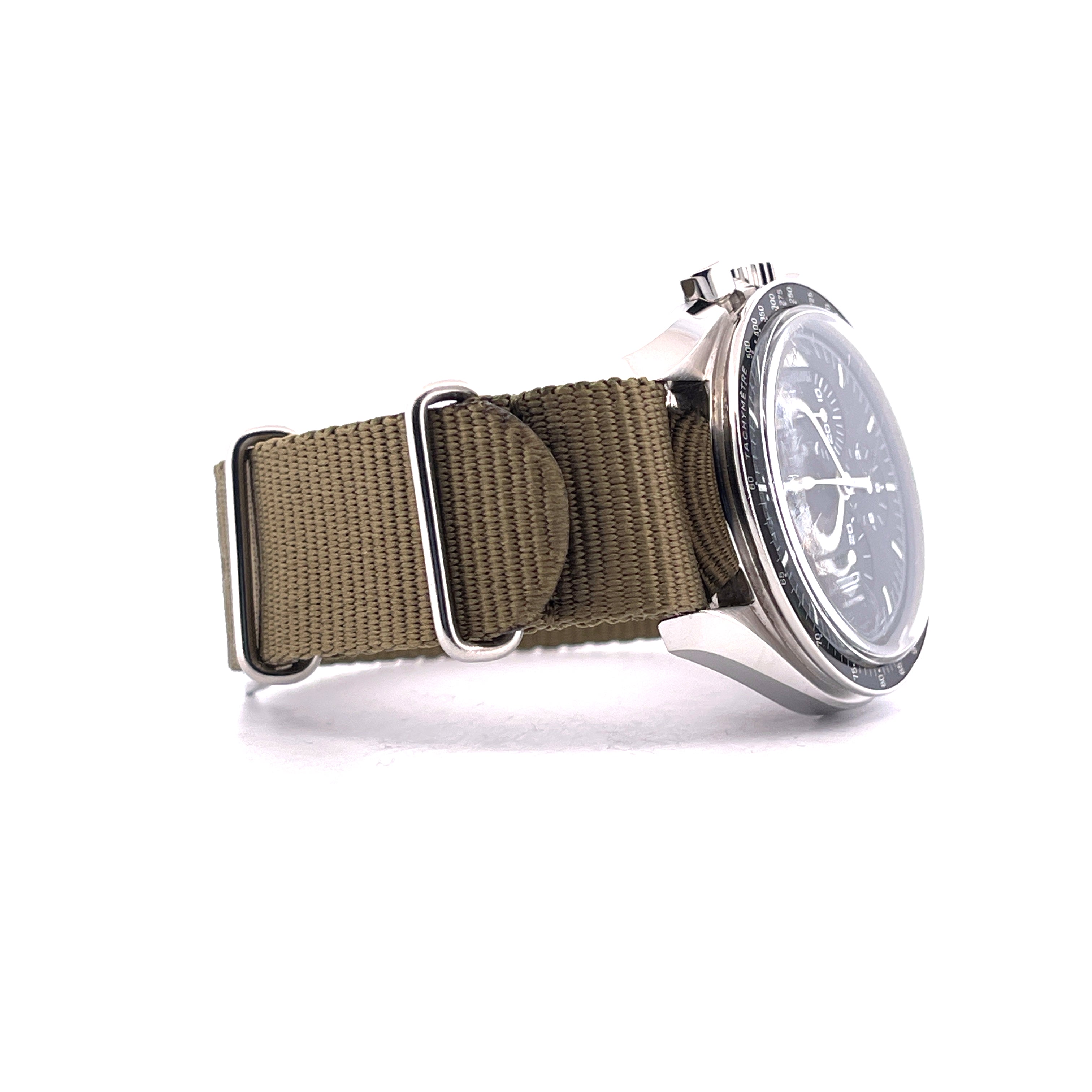 Omega Speedmaster Professional Moonwatch mit grünem Nato-Band und silbernen Schließen im Profil auf weißem Hintergrund