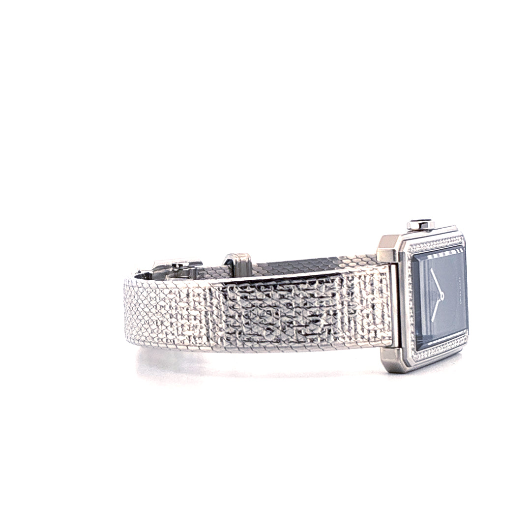 Chanel Boyfriend Uhr in Stahl mit Diamantenfassung und strukturiertem Armband, Seitenansicht auf weißem Hintergrund