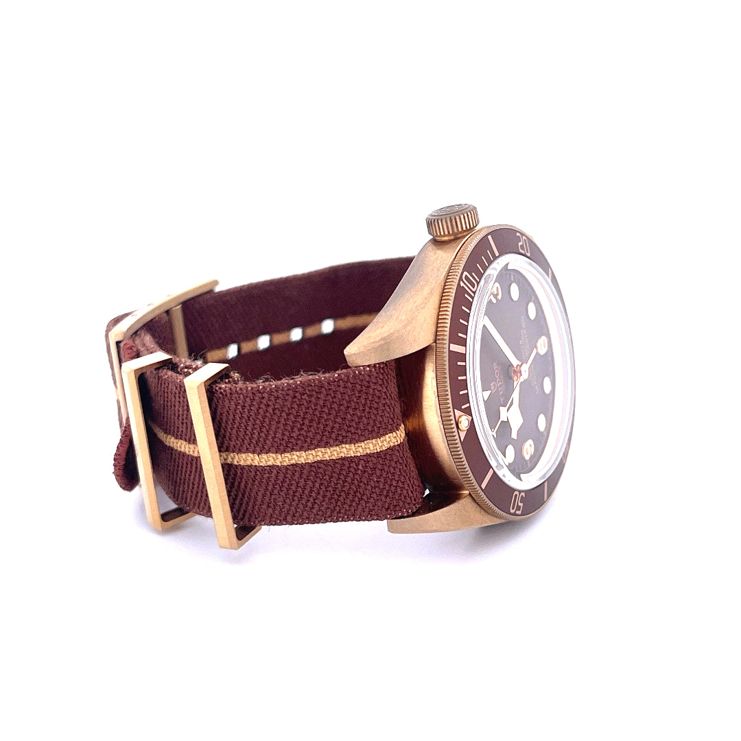 Eine Tudor Black Bay Fifty-eight Boutique Edition im bronzefarbenen Gehäuse mit braunem Textilarmband