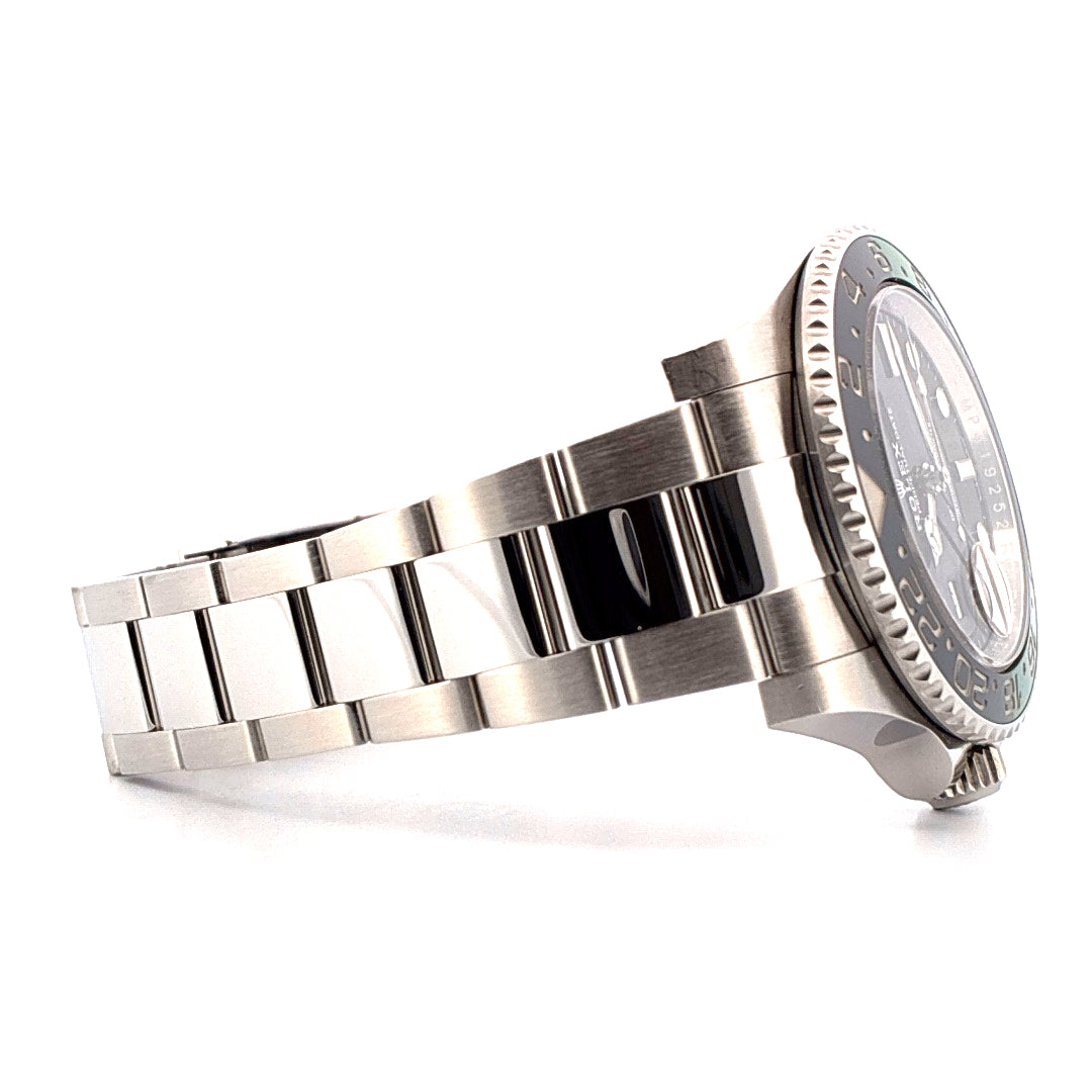 Rolex GMT-Master II Lefthand, Seitenansicht einer Edelstahl-Uhr mit grüner Lünette und silbernem Armband