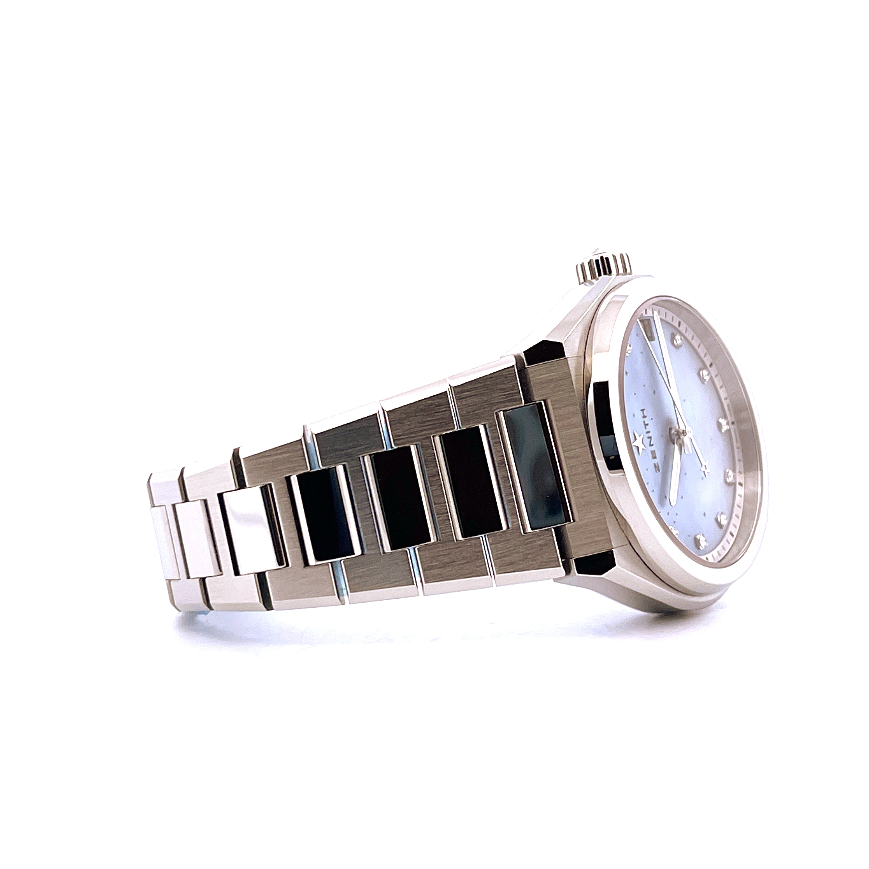 Zenith Defy Midnight Steel Mother of Pearl Uhr im Profil auf weißem Hintergrund