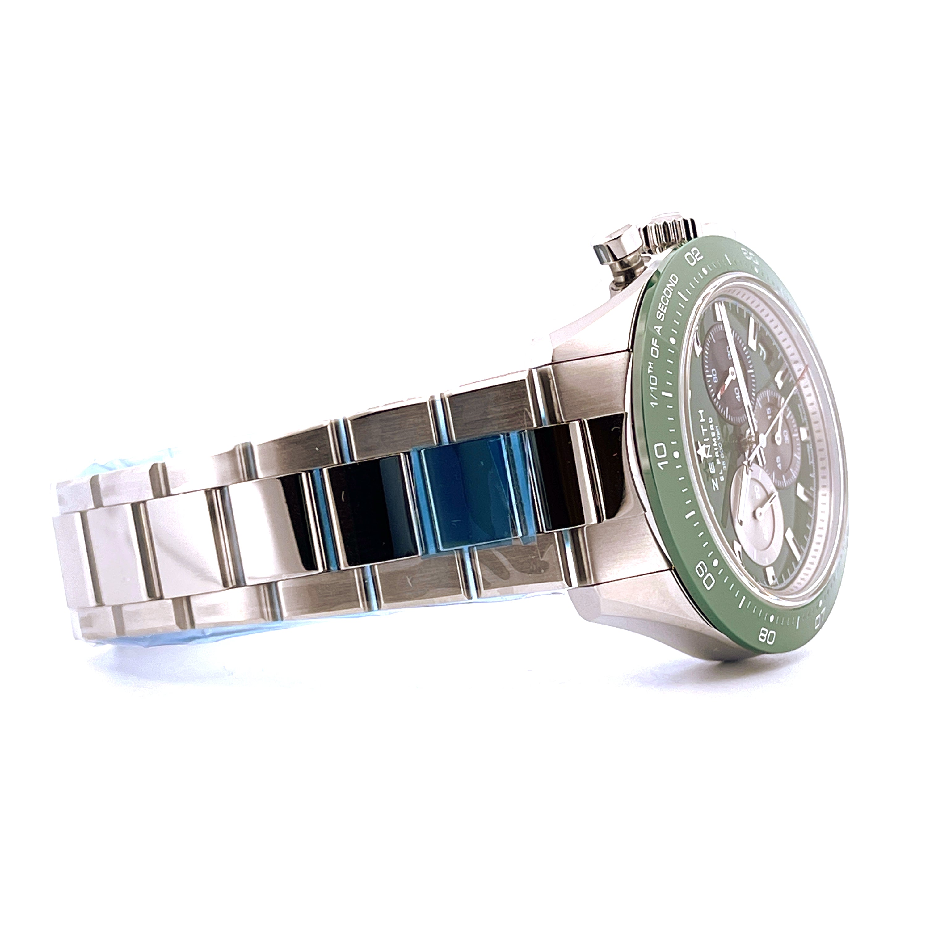 Zenith Chronomaster Sport Green im Seitenprofil auf weißem Hintergrund, Edelstahlarmband mit blauen Schutzfolien