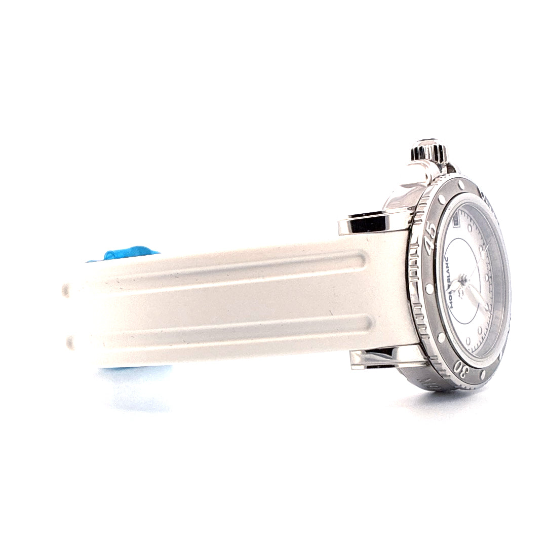 Seitenansicht einer ungetragenen Montblanc Sport Lady 34mm mit weißem Kautschukarmband und Edelstahlgehäuse