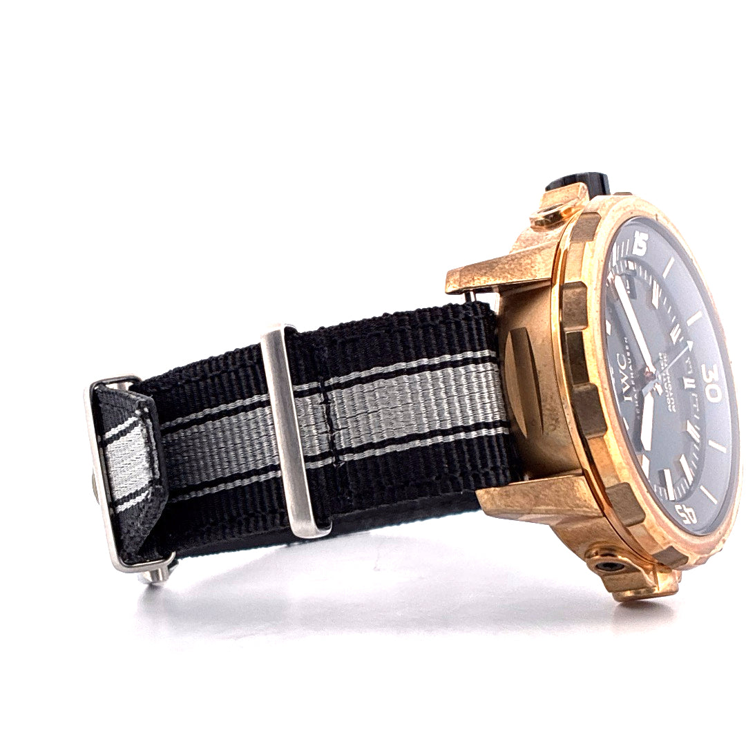 IWC Aquatimer Automatik in Bronzefarben mit schwarz-grauem NATO-Armband und Datumsanzeige