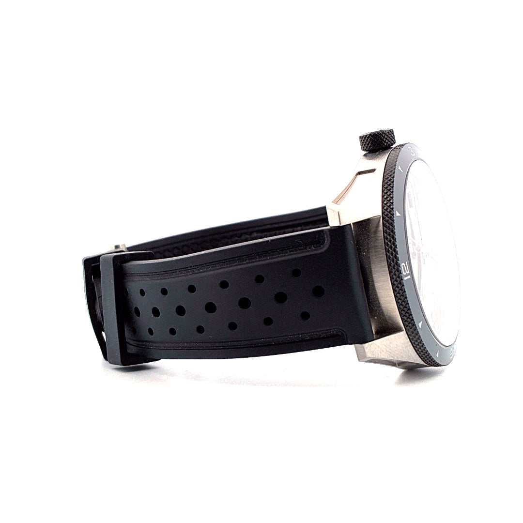 Montblanc Timewalker Date Automatic 41mm mit schwarzem Kautschukarmband auf weißem Hintergrund