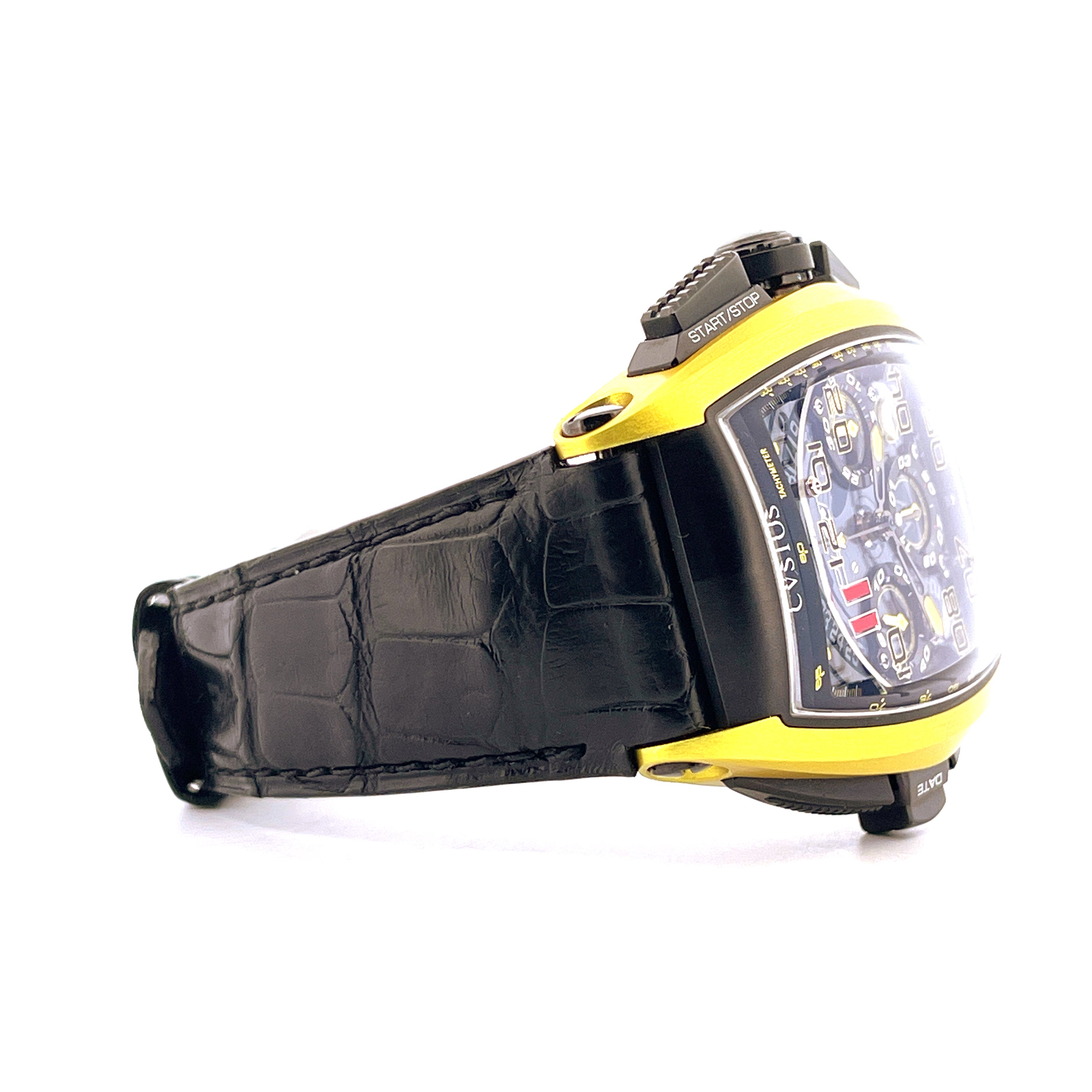 Cvstos Challenge Pilot Yellow Eagle Automatik-Chronograph mit schwarzem Lederband im Seitenprofil auf weißem Hintergrund
