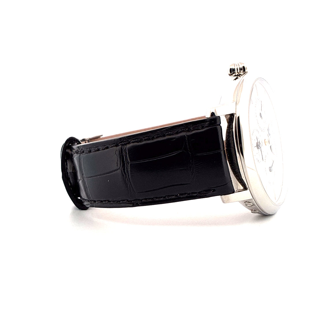 Frederique Constant Classics Manufacture Ewiger Kalender: Seitenansicht einer silbernen Uhr mit schwarzem Lederarmband