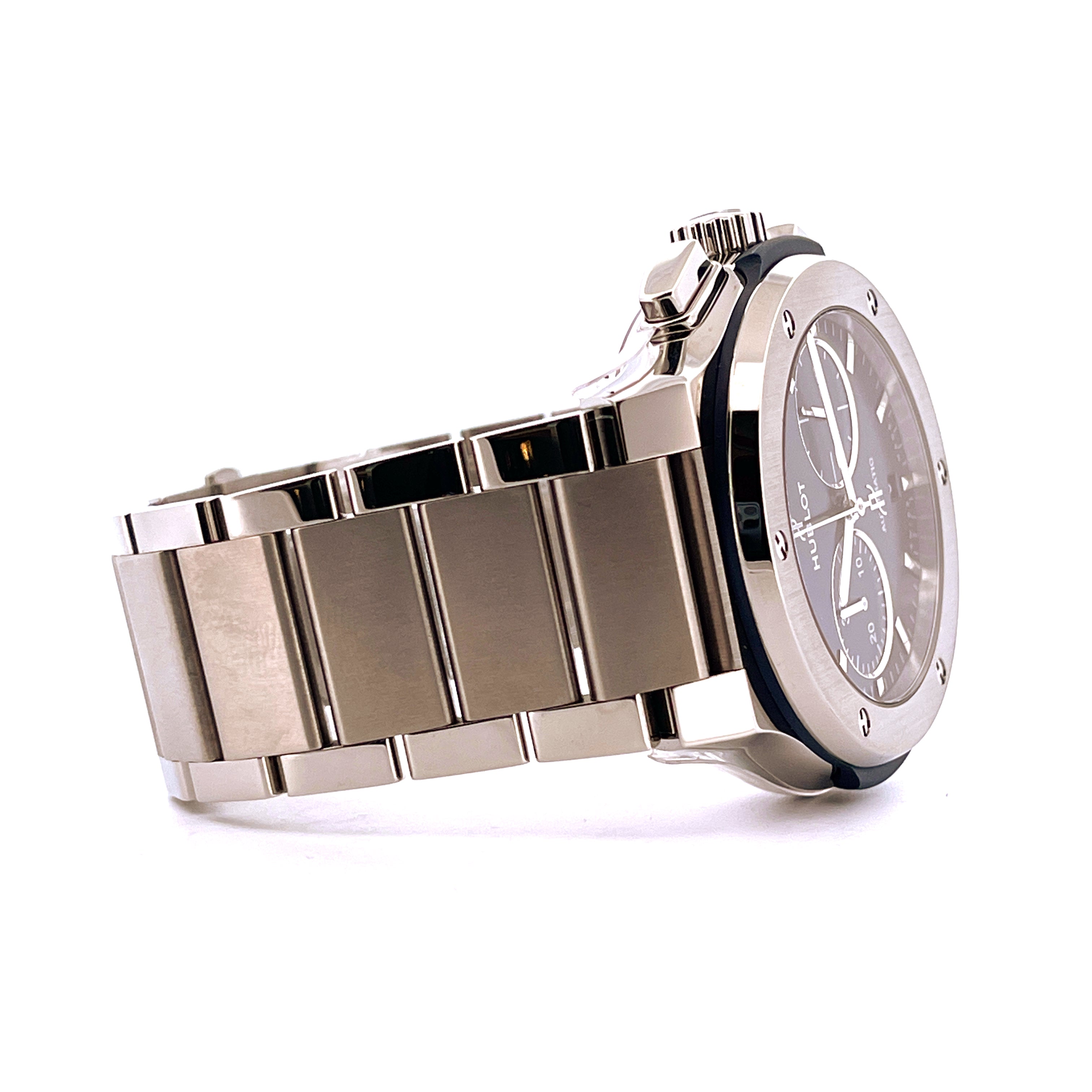 Hublot Classic Fusion Chronograph aus Titan im Detail, mit silbernem Metallband und grauem Zifferblatt