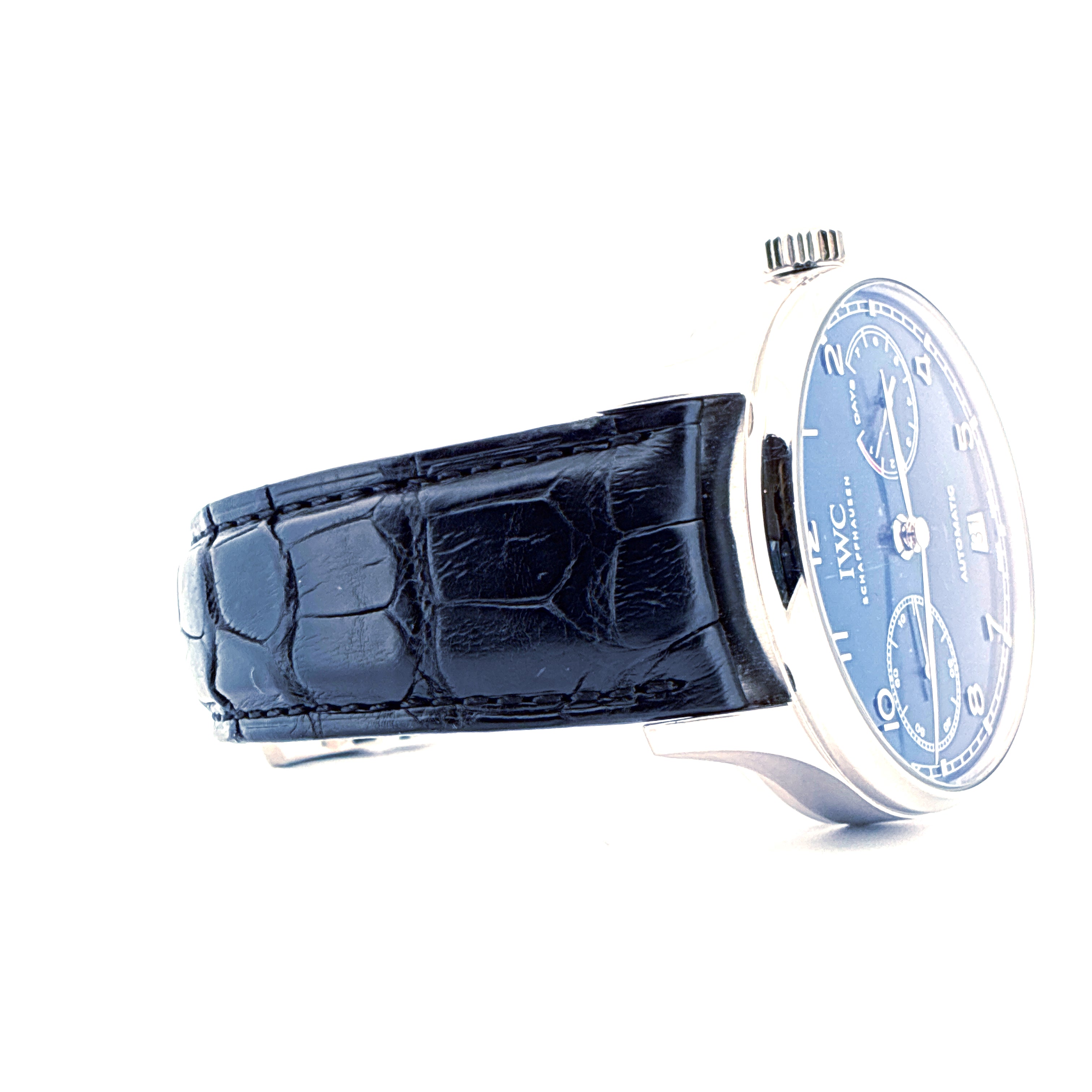 IWC Portugieser Uhr mit blauem Zifferblatt und schwarzem Lederarmband im Profil auf weissem Hintergrund