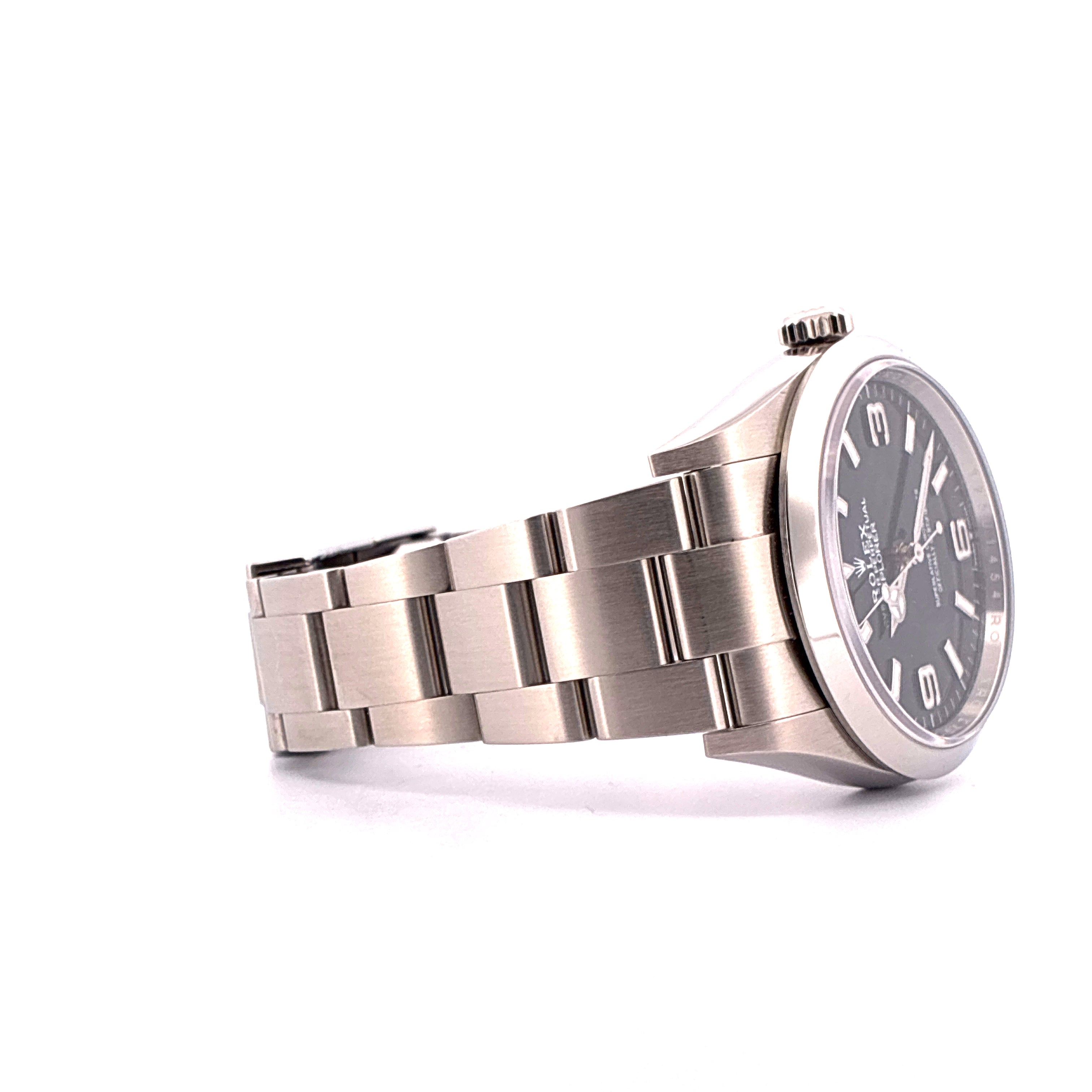 Rolex Explorer im Seitenprofil auf weissem Hintergrund, mit einem Edelstahlarmband und schwarzem Zifferblatt, 1 Zeiger, 10 Indizes