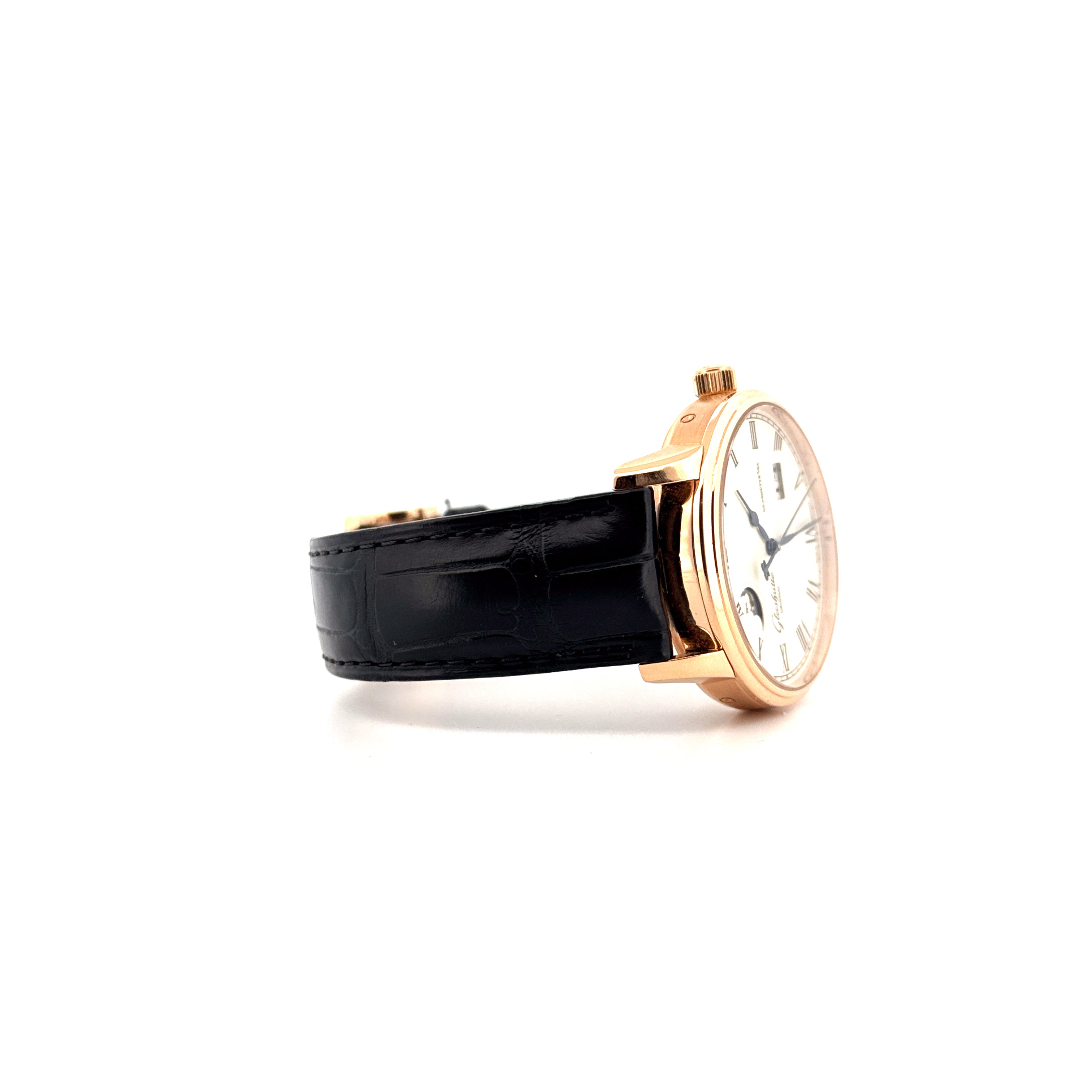 Seitenansicht einer Glashütte Original Senator PanoMaticLunar mit Roségoldgehäuse und schwarzem Lederarmband
