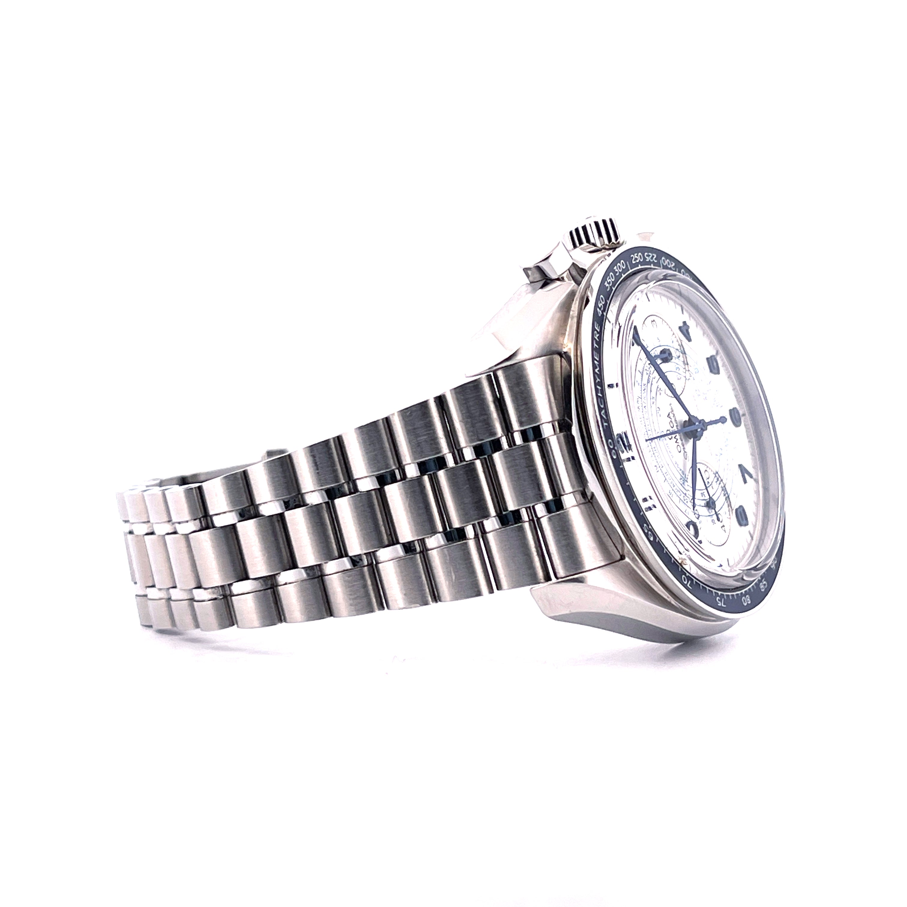 Omega Chronoscope Co-axial Master Chronometer an Edelstahlarmband im Seitenprofil auf weißem Hintergrund