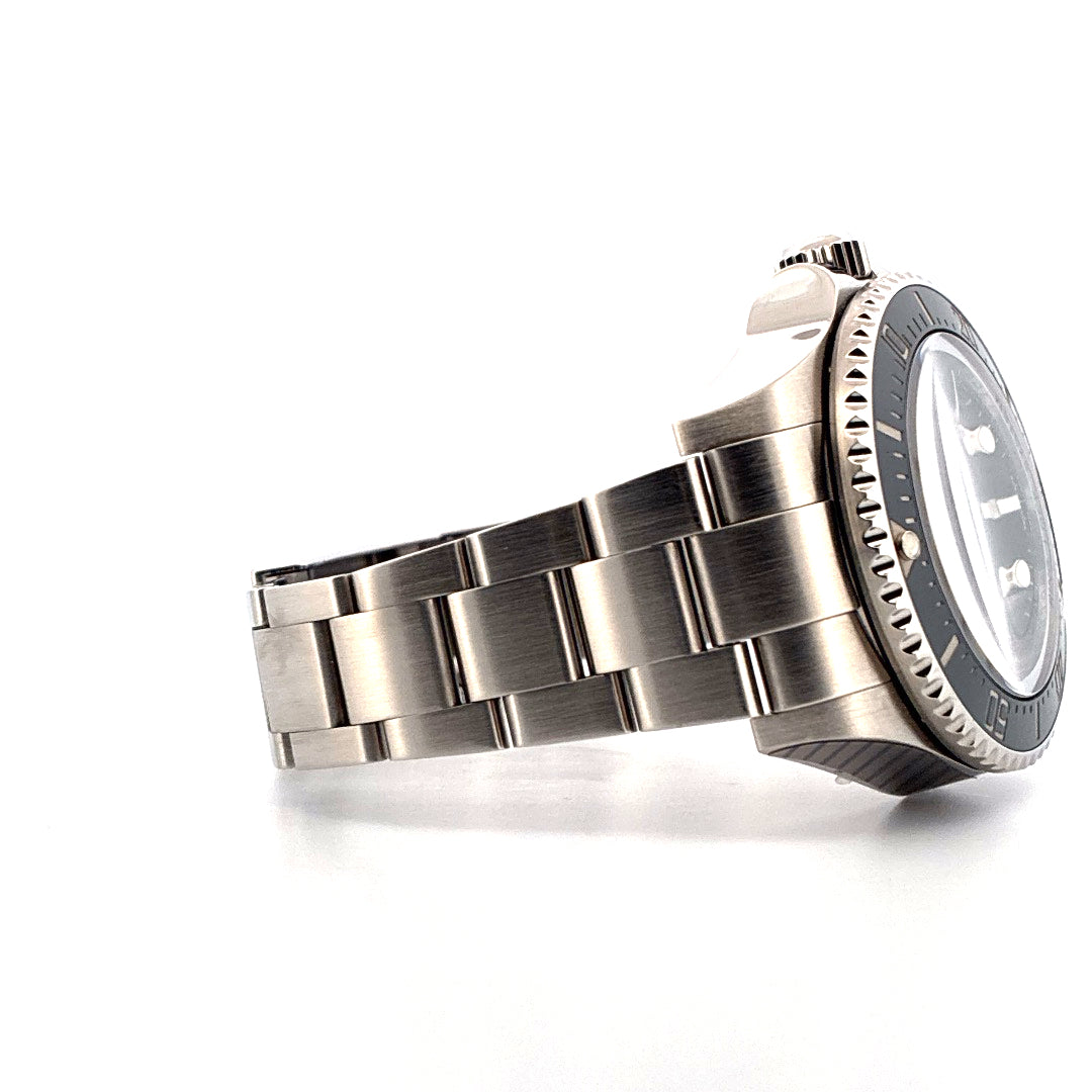 Rolex Sea-Dweller Deepsea Stahl Automatik mit grauem Zifferblatt und Edelstahlarmband von der Seite