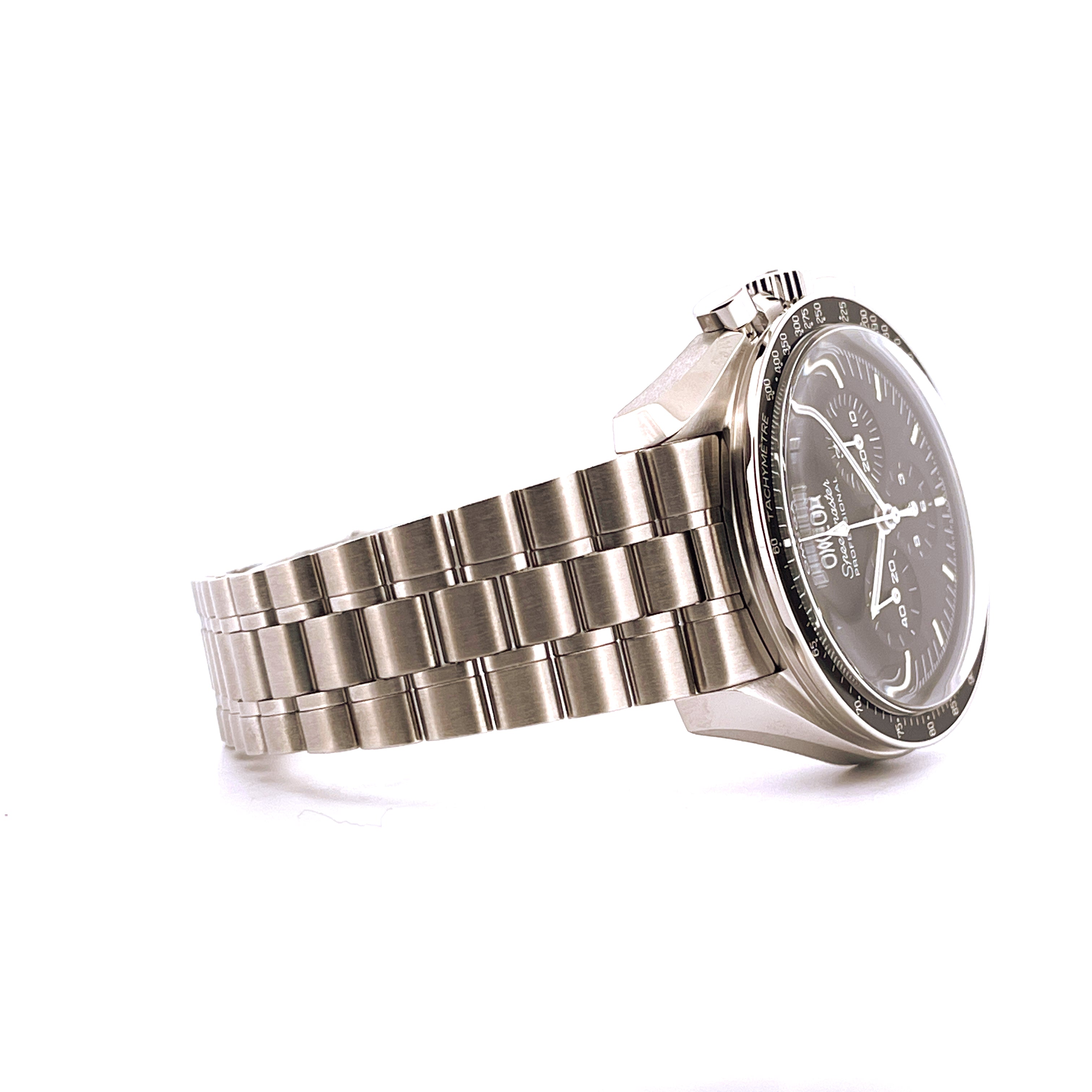 Omega Speedmaster Moonwatch Hesalit Armbanduhr in Seitenansicht auf weißem Hintergrund