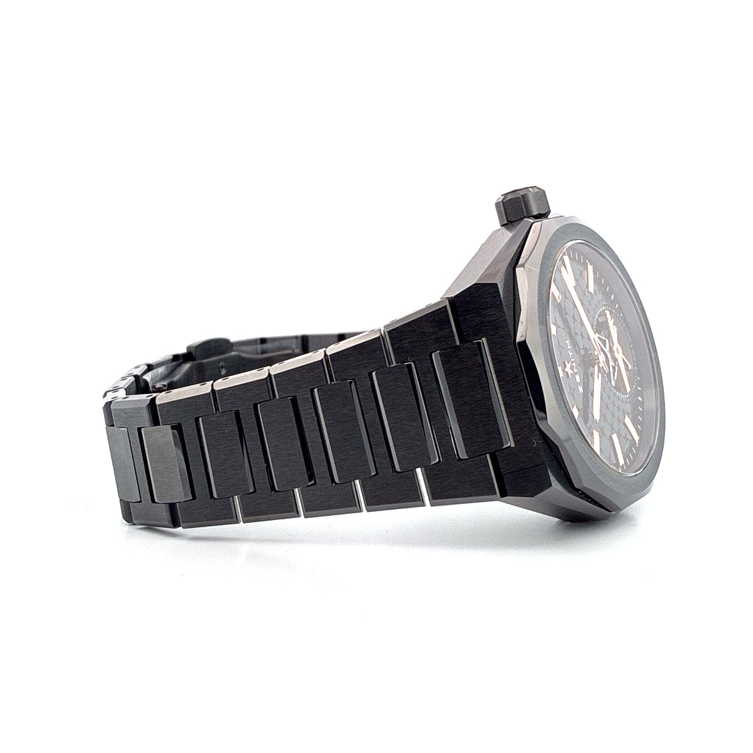 Zenith Defy Skyline Tourbillon in schwarzer Keramik, Seitenansicht des Gehäuses und Armbands auf weißem Hintergrund