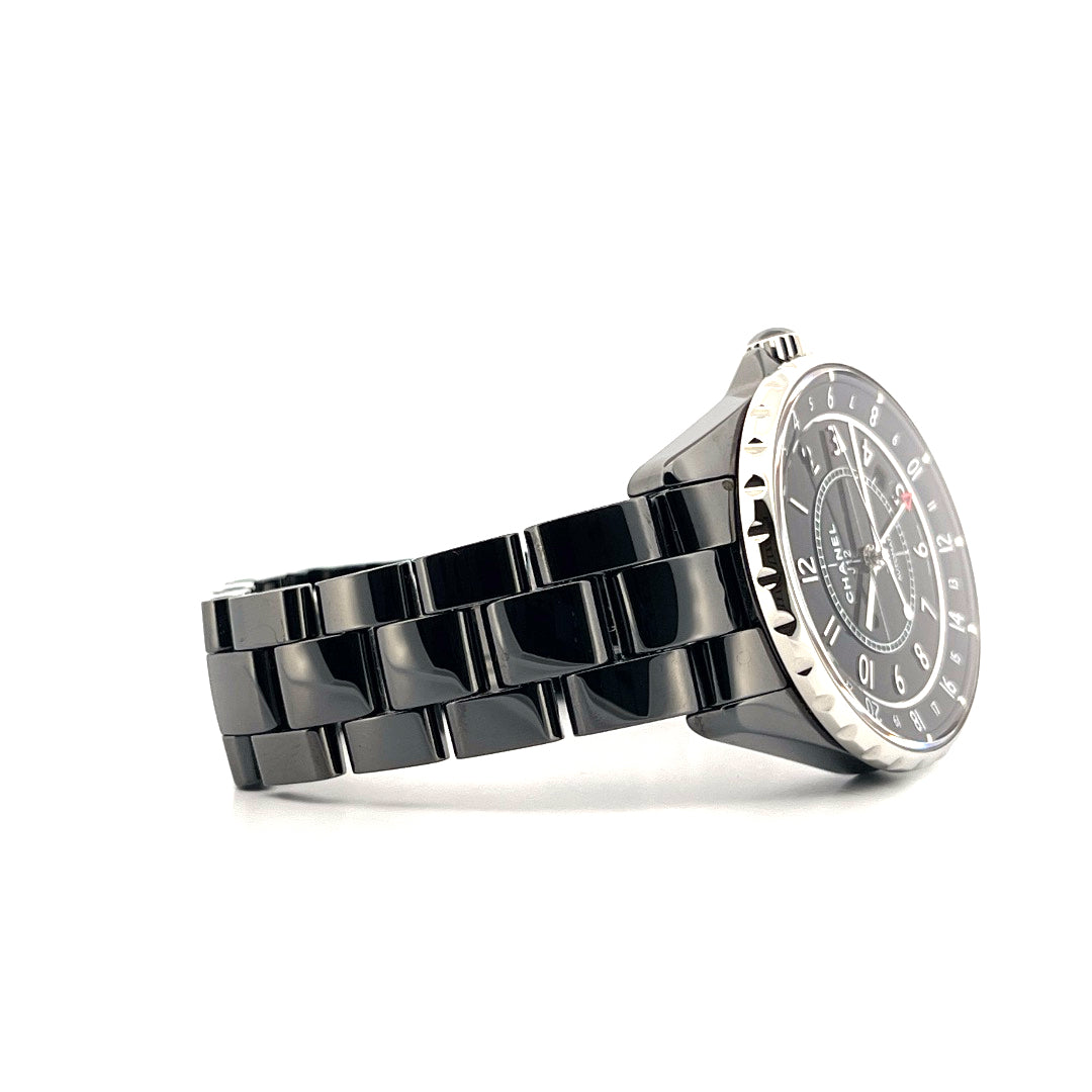 Chanel J12 GMT Keramik schwarz Automatikuhr mit schwarzem Zifferblatt und schwarzem Keramikarmband auf weißem Hintergrund
