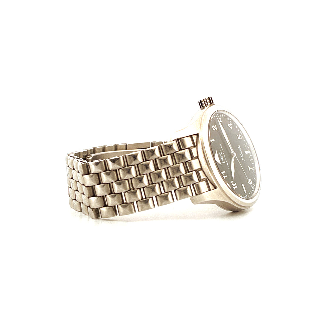 IWC Spitfire Mark XV Uhr im Detail von der Seite mit Edelstahlarmband auf weißem Hintergrund