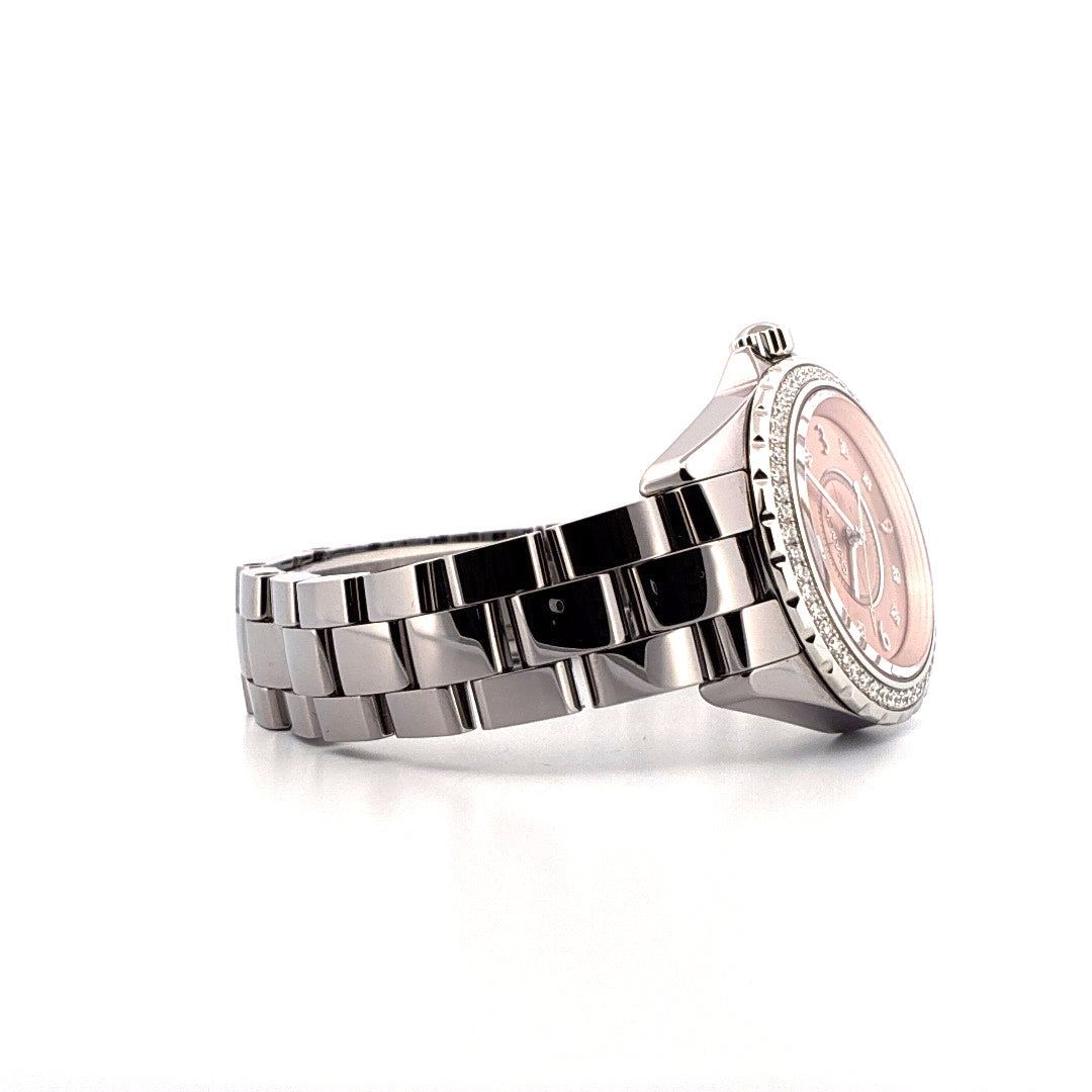 Chanel J12 33 mm mit rosa Zifferblatt und Diamantlünette im Seitenprofil