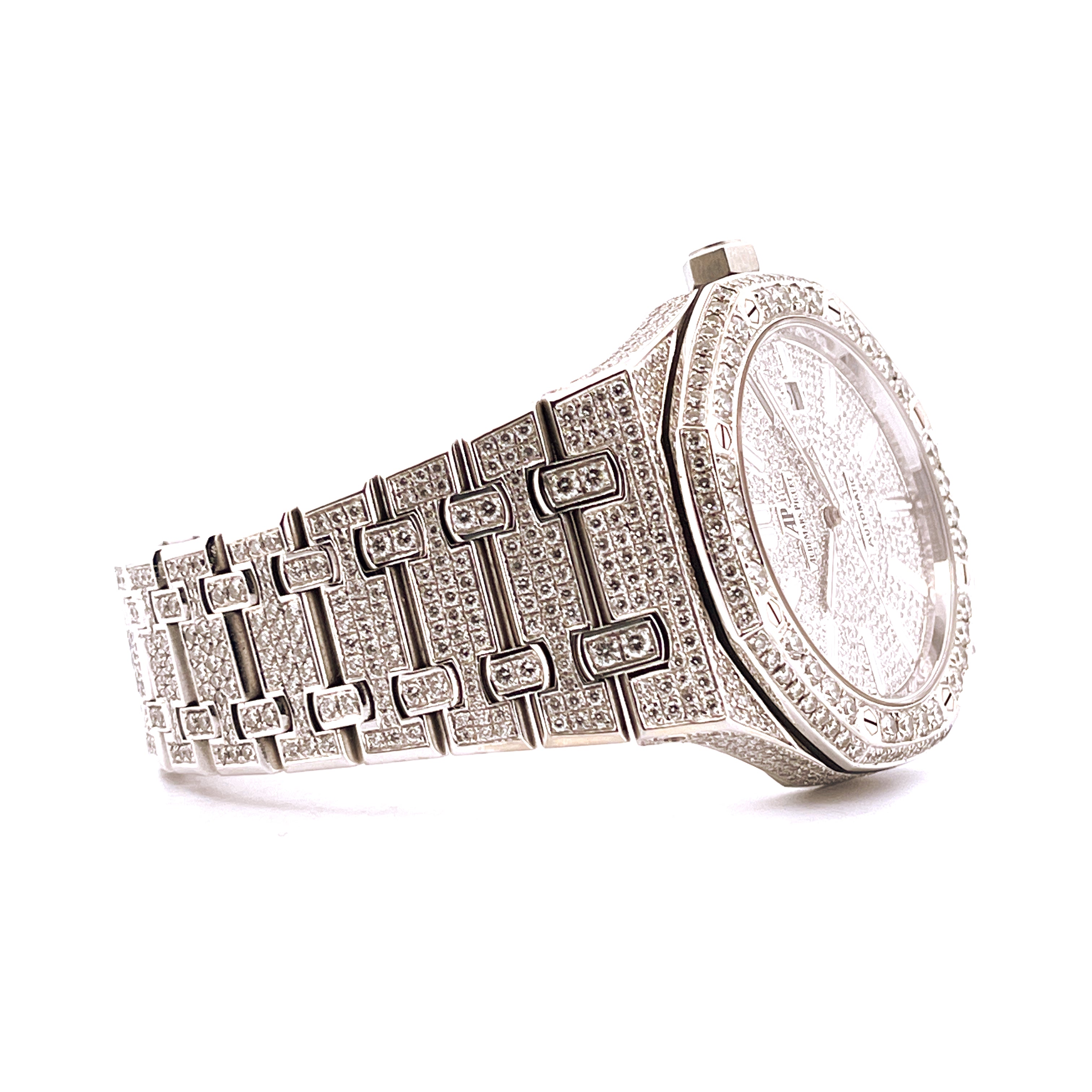 Audemars Piguet Royal Oak 15400ST Iced out Automatik im Detail von der Seite auf weißem Hintergrund