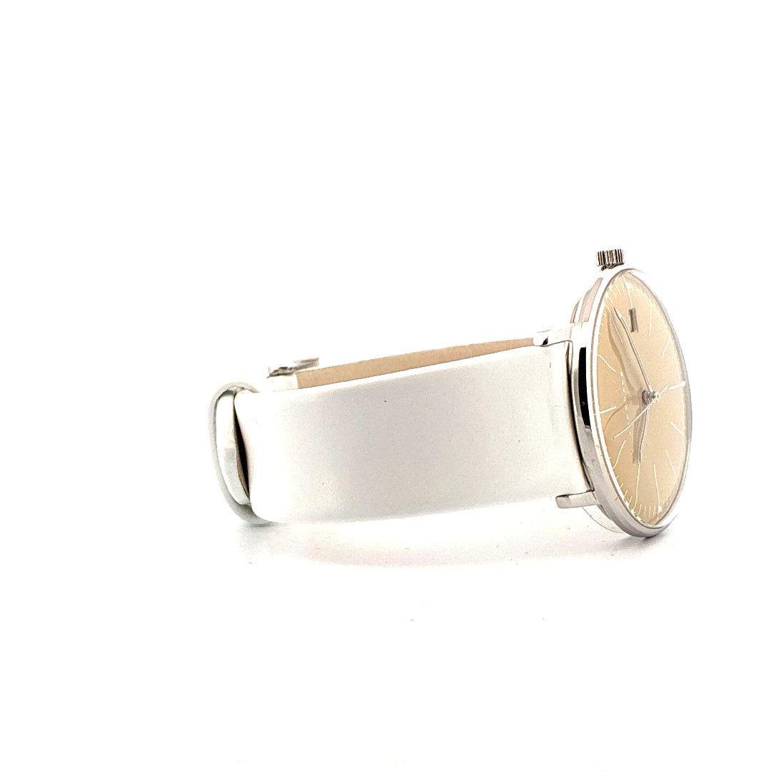 Junghans Max Bill Lady, seitliche Ansicht eines silbernen Gehäuses mit beigem Zifferblatt und weißem Lederarmband