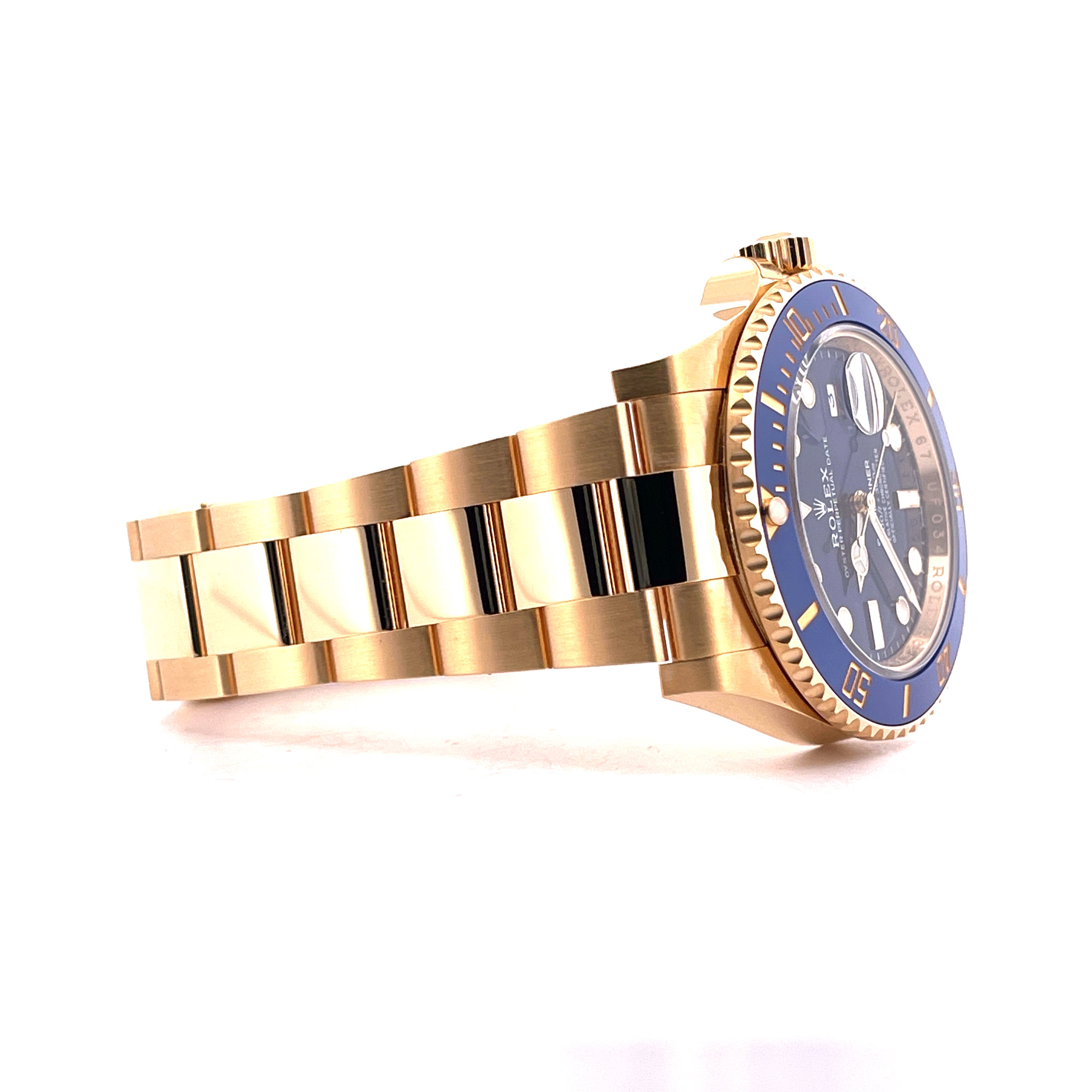 Rolex Submariner Date 126618LB aus Gelbgold mit blauem Zifferblatt und goldenem Armband auf weißem Hintergrund