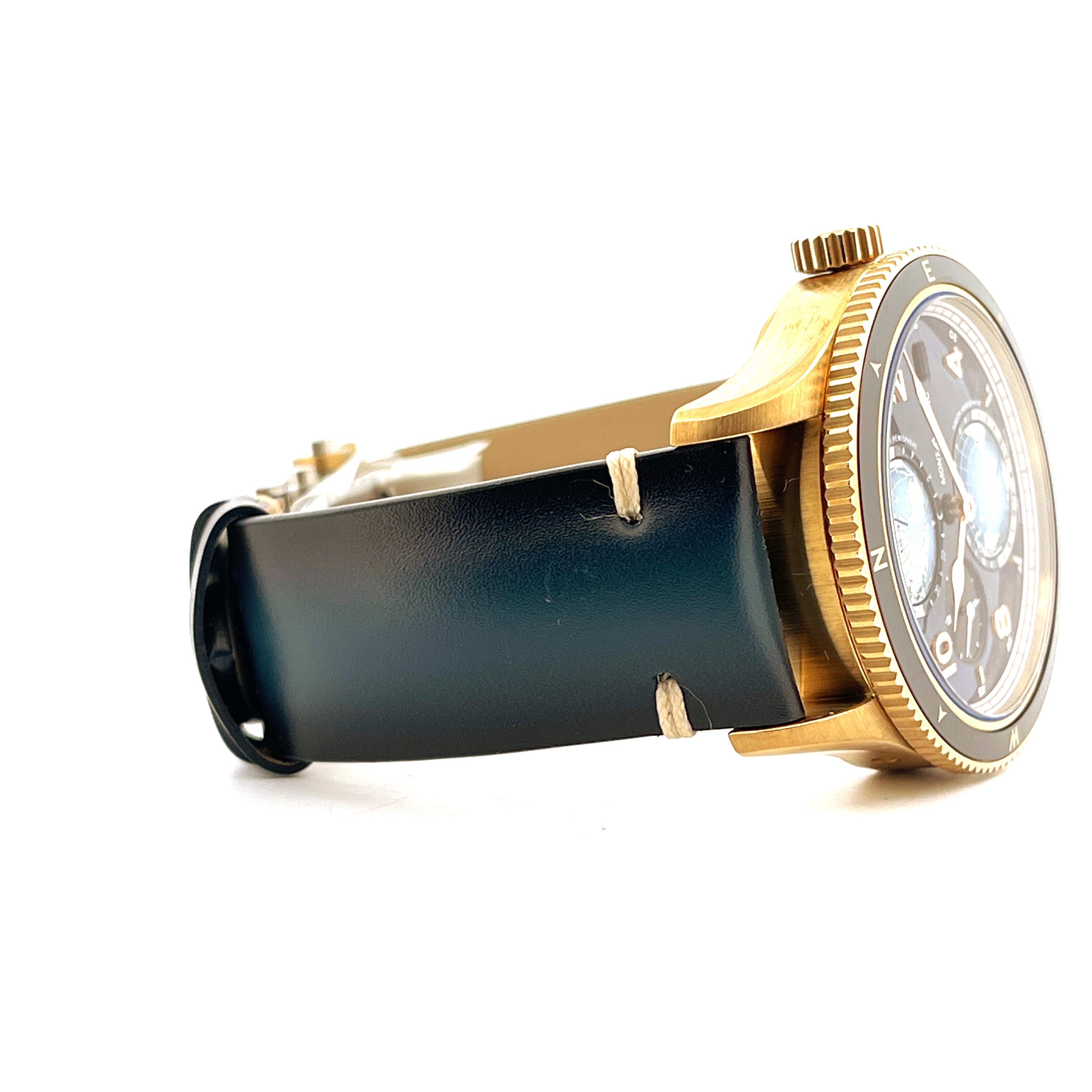 Montblanc Geosphere 0 Oxygen 1858 Limited Edition mit Bronzegehäuse und blauem Lederarmband im Profil