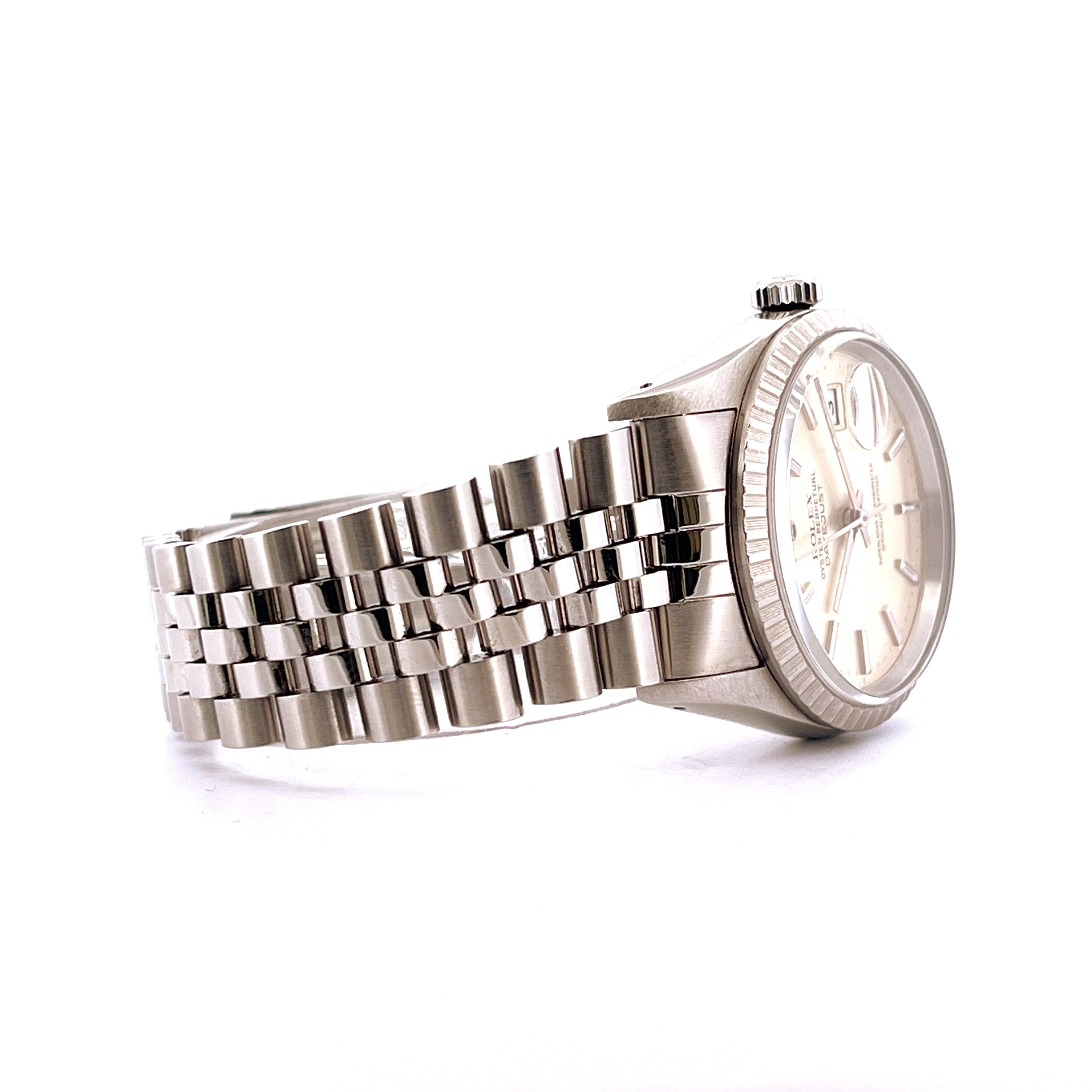 Rolex Datejust 36 Silver 16220 von der Seite mit Stahlband und silbernem Zifferblatt