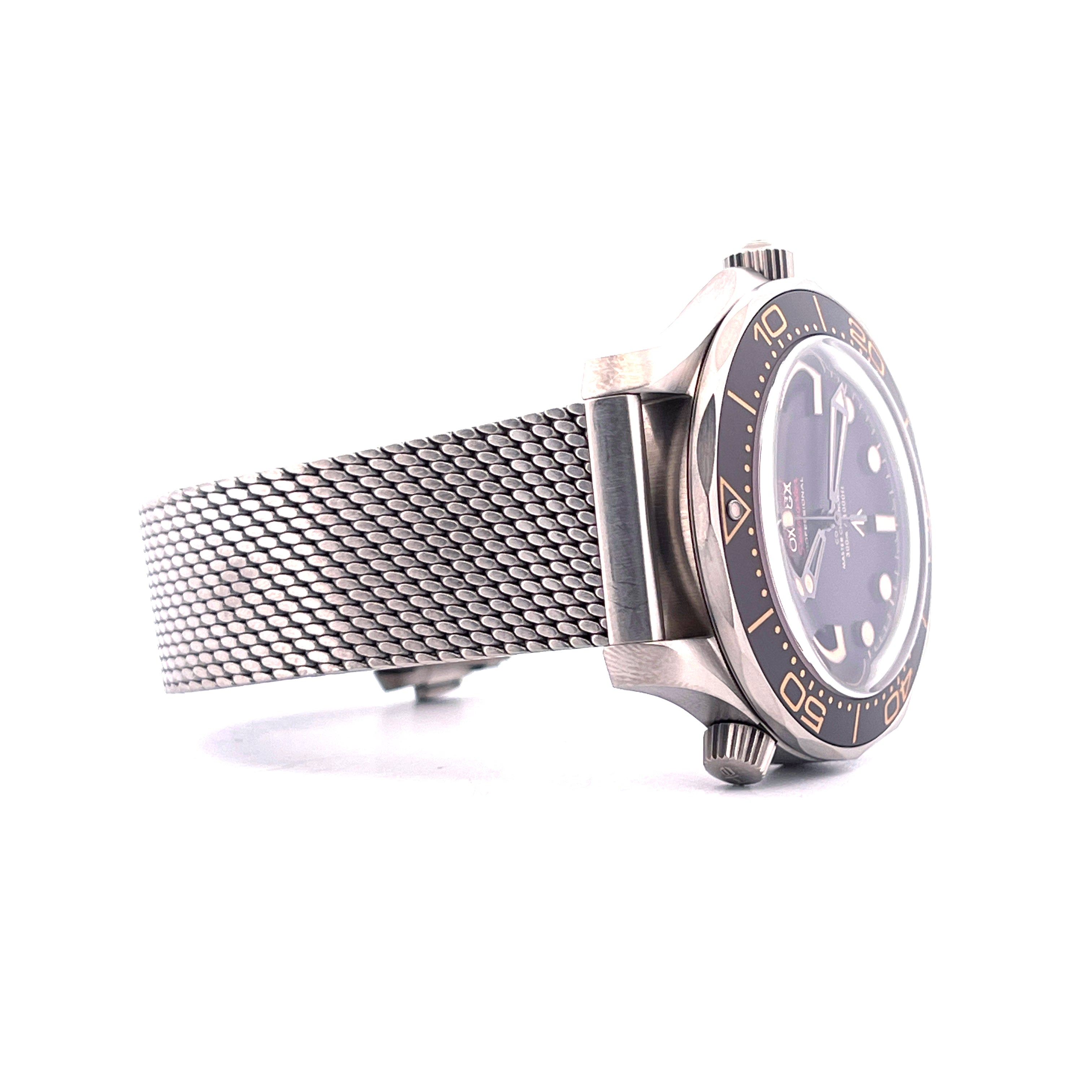 Omega Seamaster Diver 300m "James Bond" 007 Titan Mesh-Armband Seitenansicht auf weißem Hintergrund
