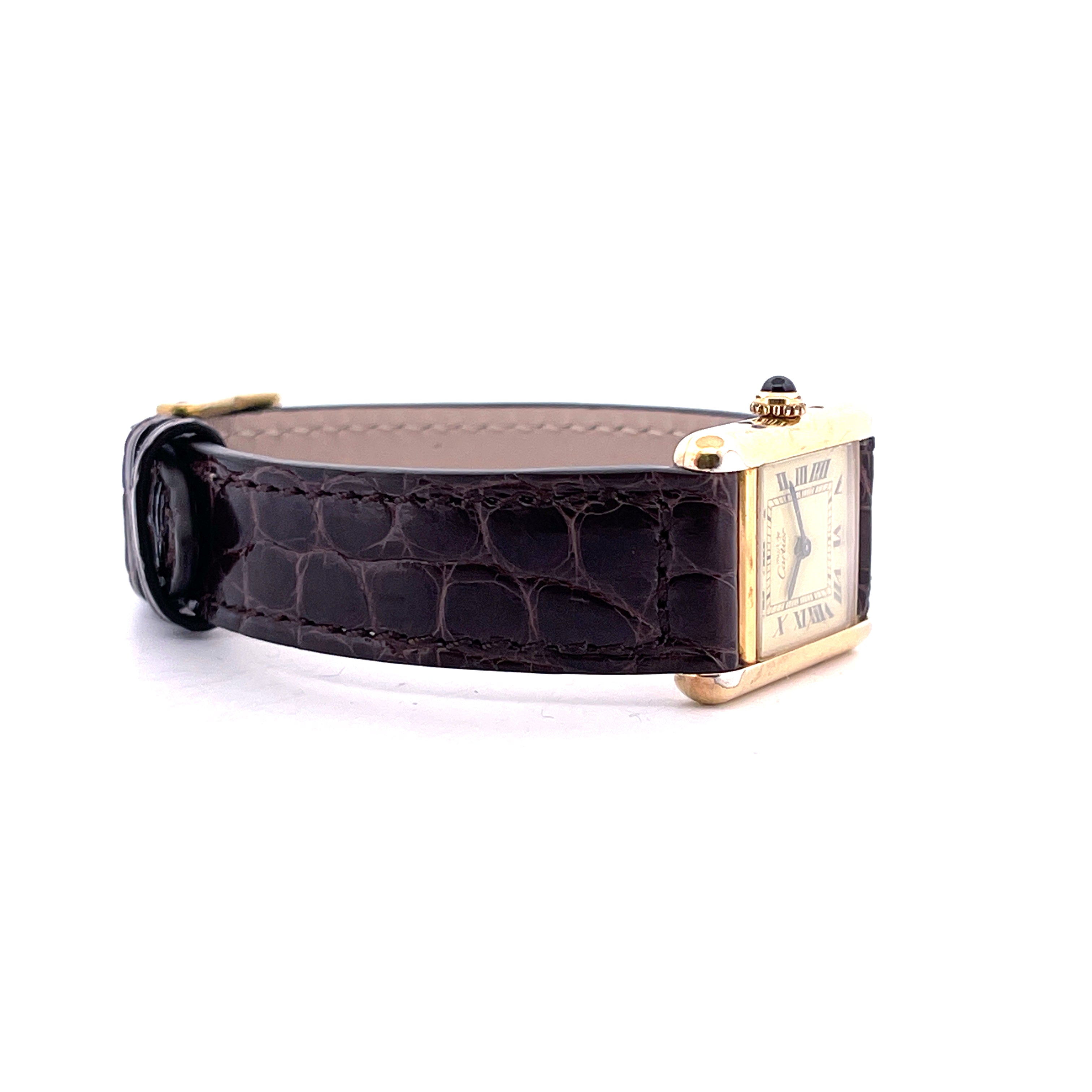 Cartier Tank Vermeil Ref. 5057001 Seitenansicht mit braunem Kroko-Lederarmband und goldenem Gehaeuse