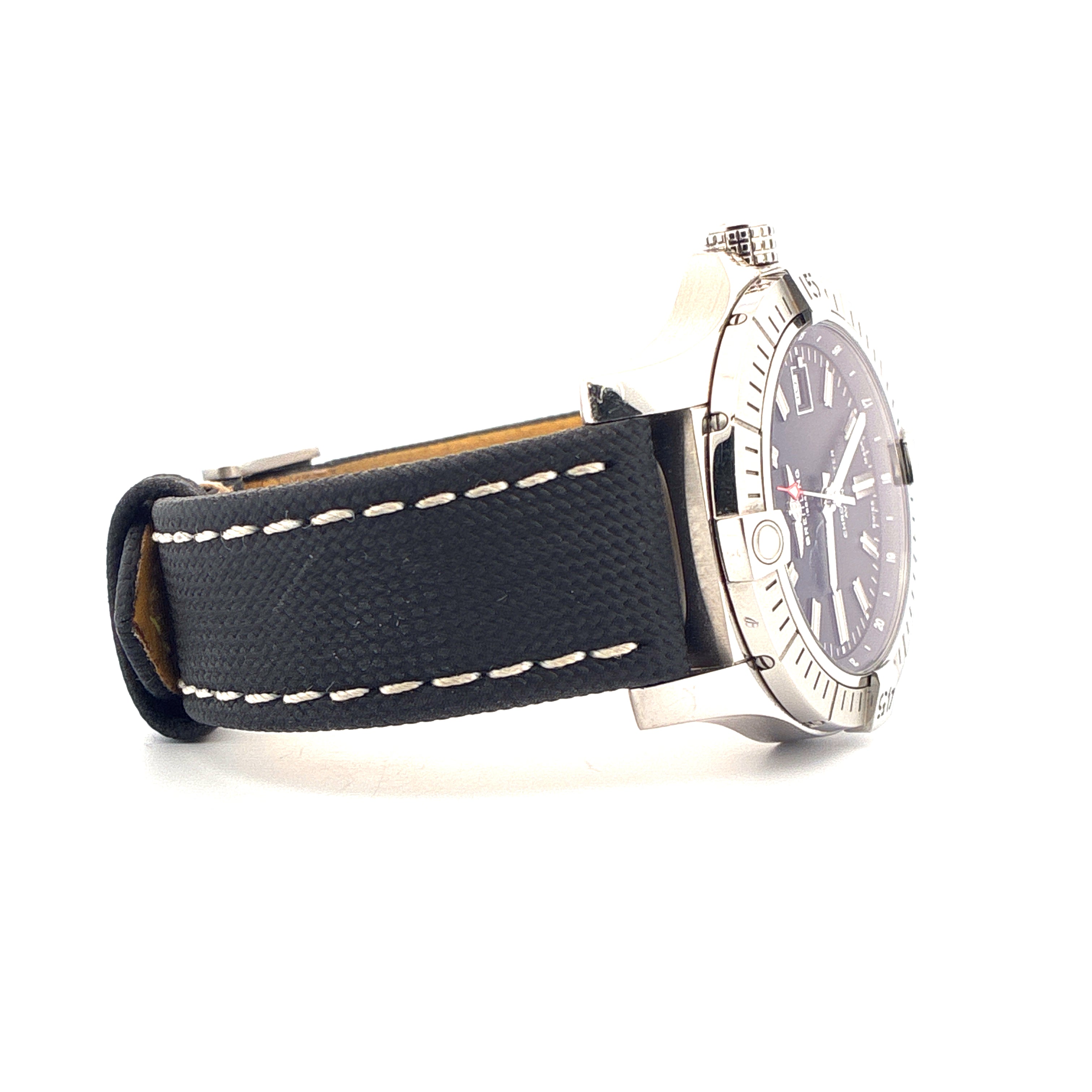Breitling Avenger Automatic 43 im Profil mit schwarzem Textilarmband und weißer Naht