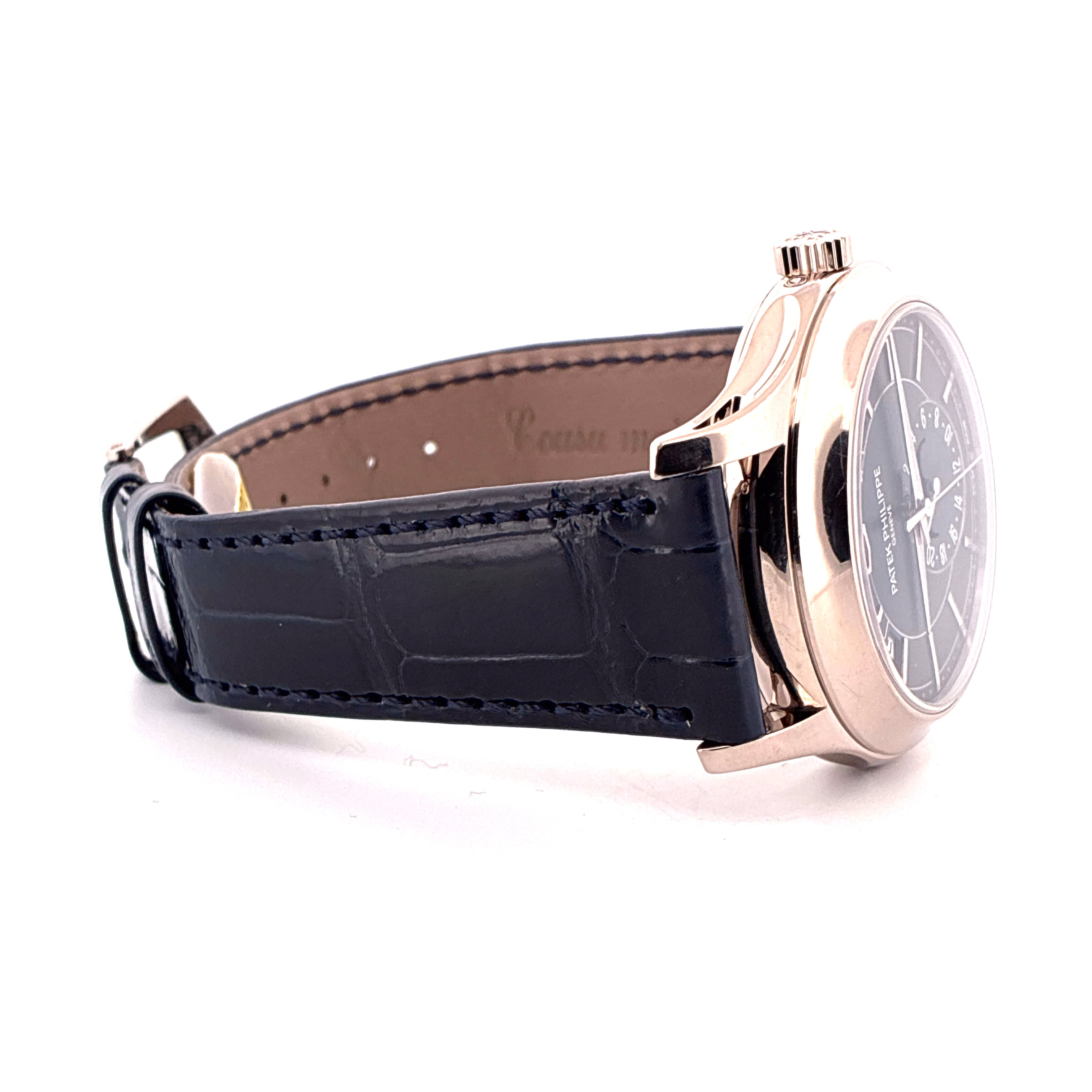 Patek Philippe 5205G-013 im Seitenprofil mit blauem Krokodillederarmband und roségoldenem Gehäuse
