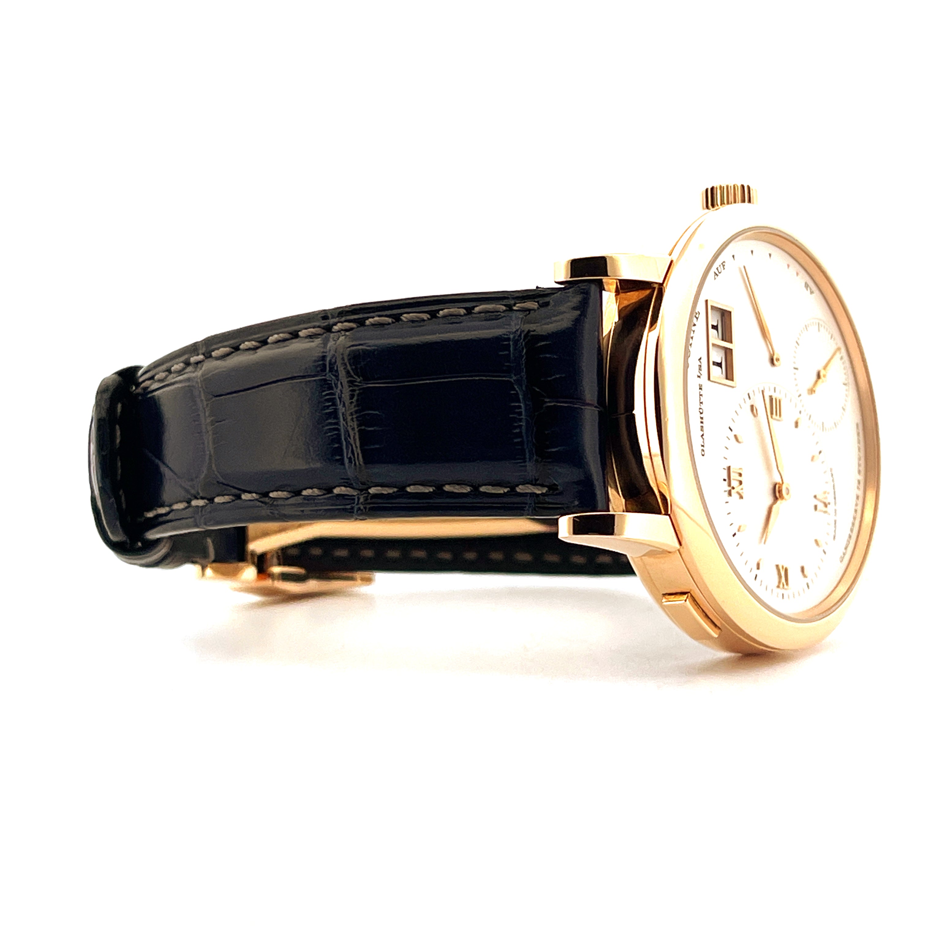 Seitenansicht einer A. Lange & Söhne Grand Lange 1 aus Roségold mit dunkelblauem Krokodillederarmband