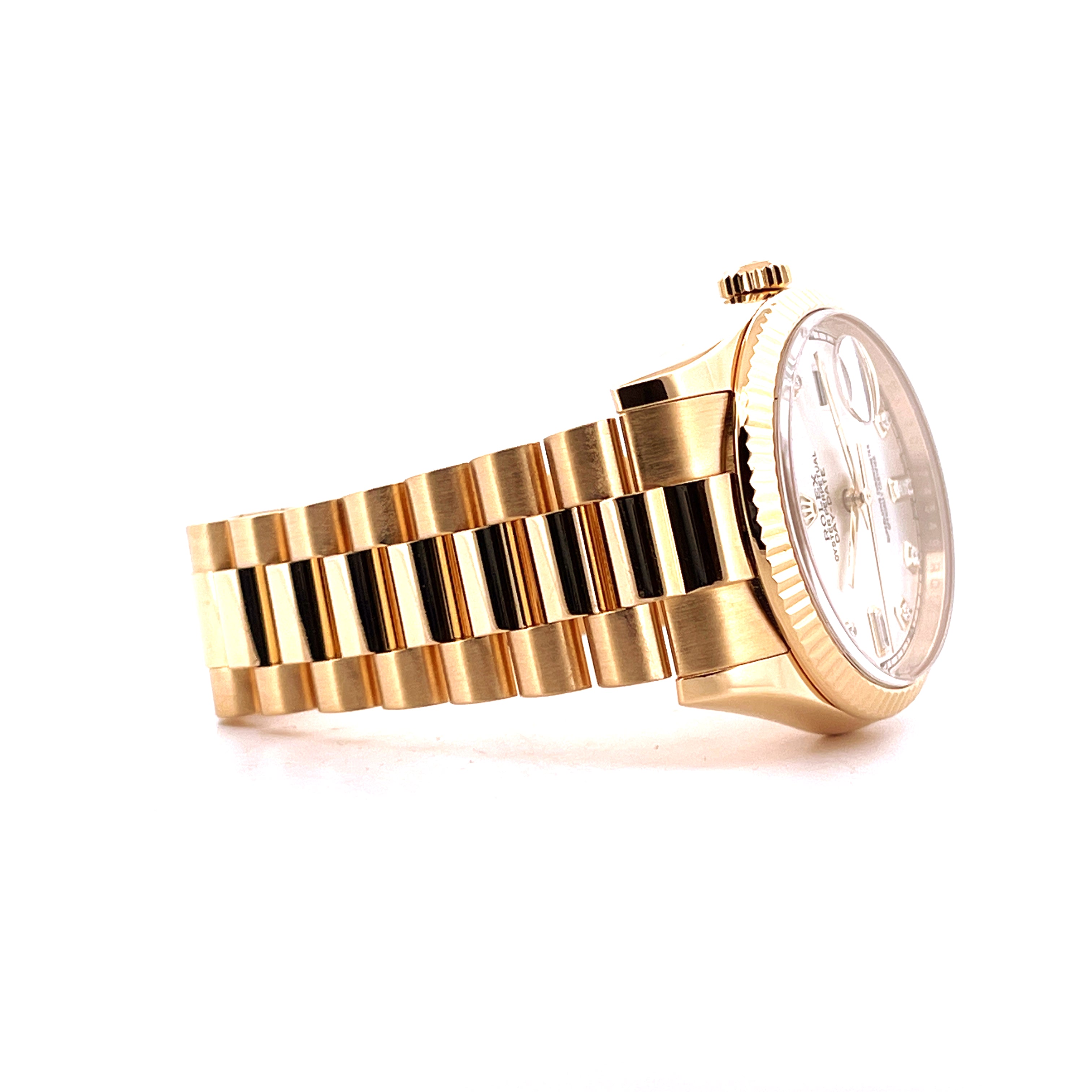 Rolex Day-Date 36 in Gelbgold mit geriffelter Lünette und President-Armband auf weißem Hintergrund
