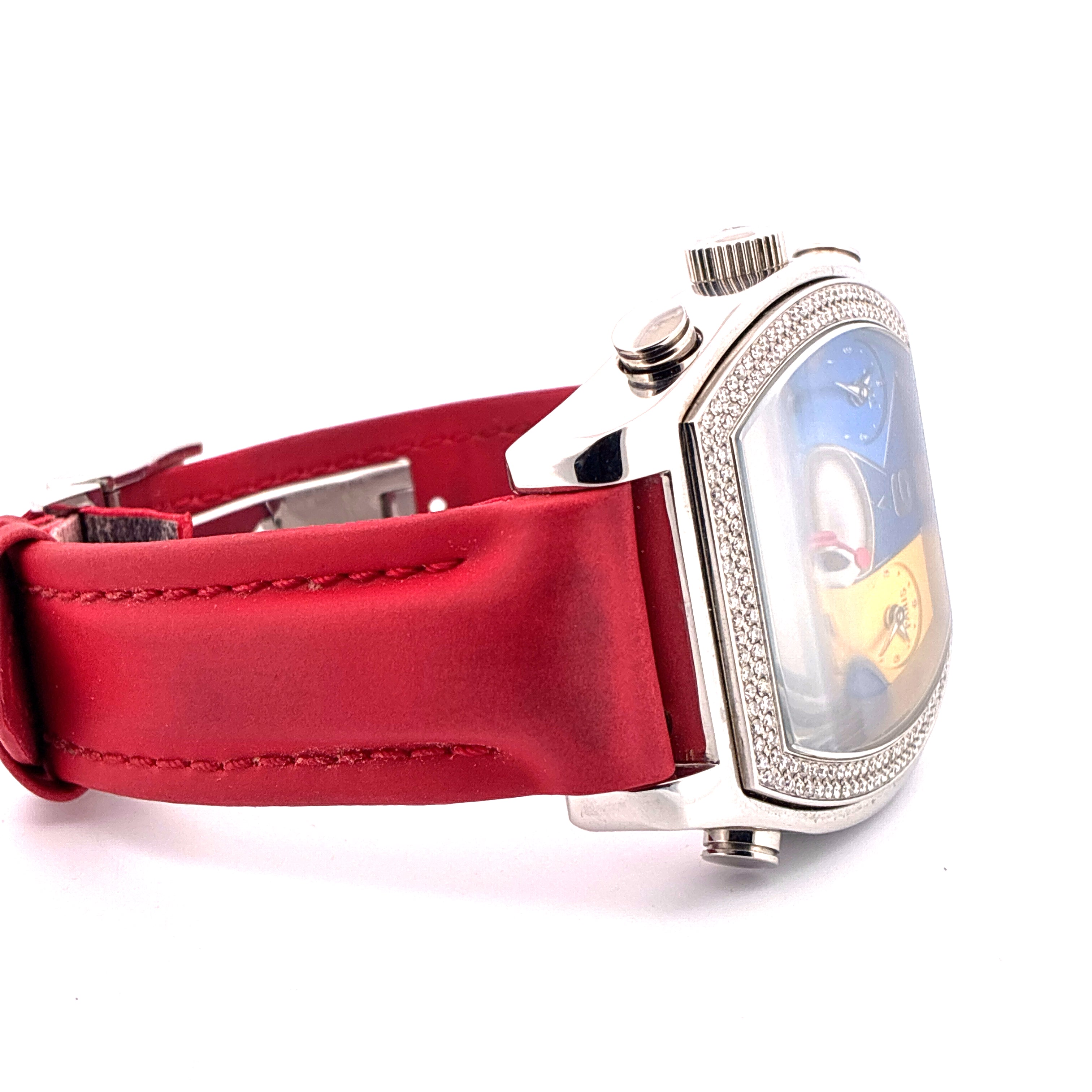 Jacob & Co. Five Time Zone Tonneau Uhr, Seitenansicht mit rotem Lederarmband und funkelnder Lünette auf weißem Hintergrund