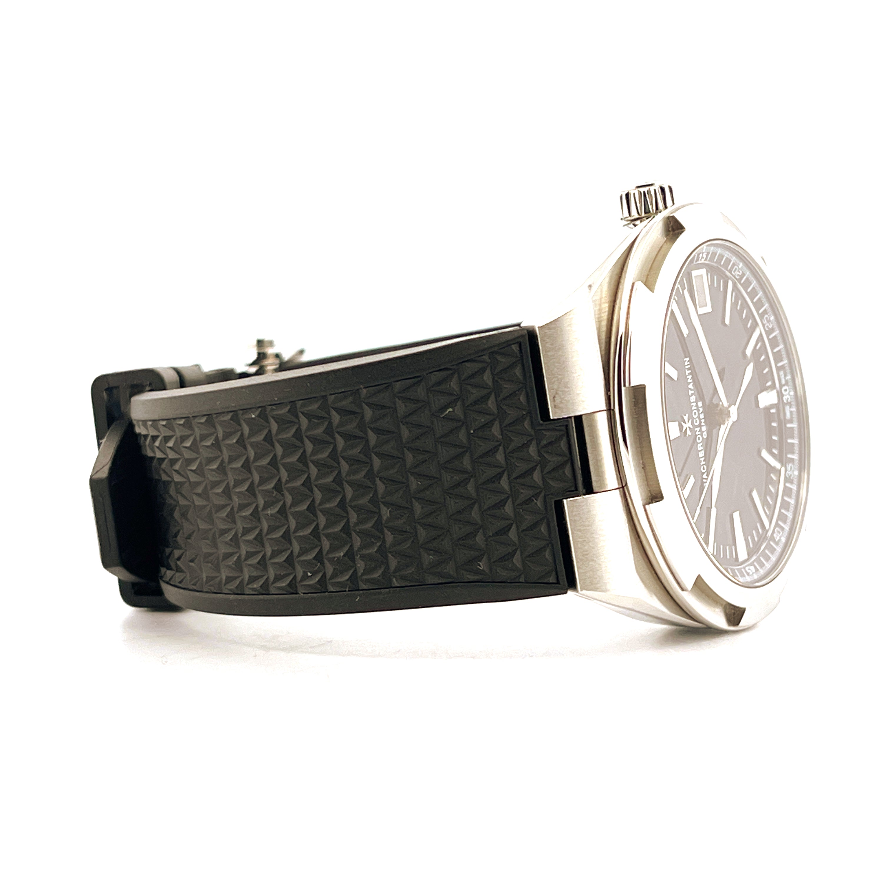 Seitenansicht einer Vacheron Constantin Overseas mit schwarzem Kautschukarmband