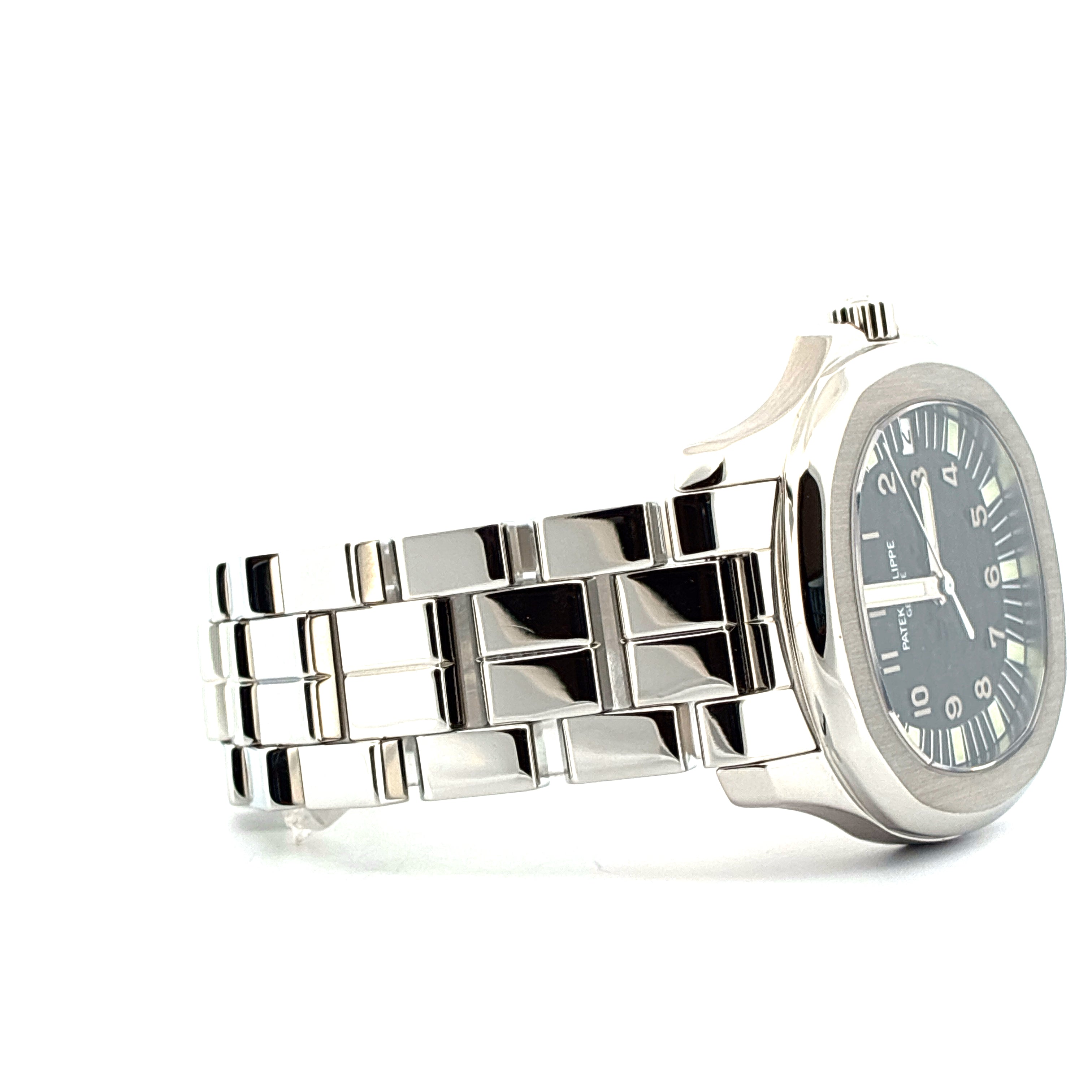 Patek Philippe Aquanaut aus Edelstahl mit silbernem Armband im Profil auf weißem Hintergrund