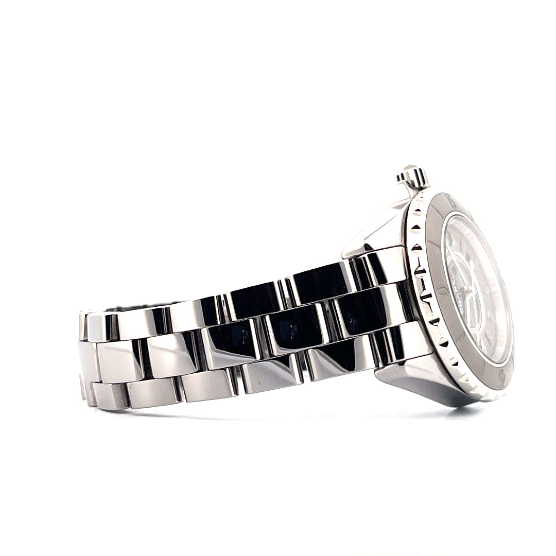 Seitenansicht einer neuen Chanel J12 33mm Uhr aus Keramik mit poliertem Metallarmband und grauem Zifferblatt