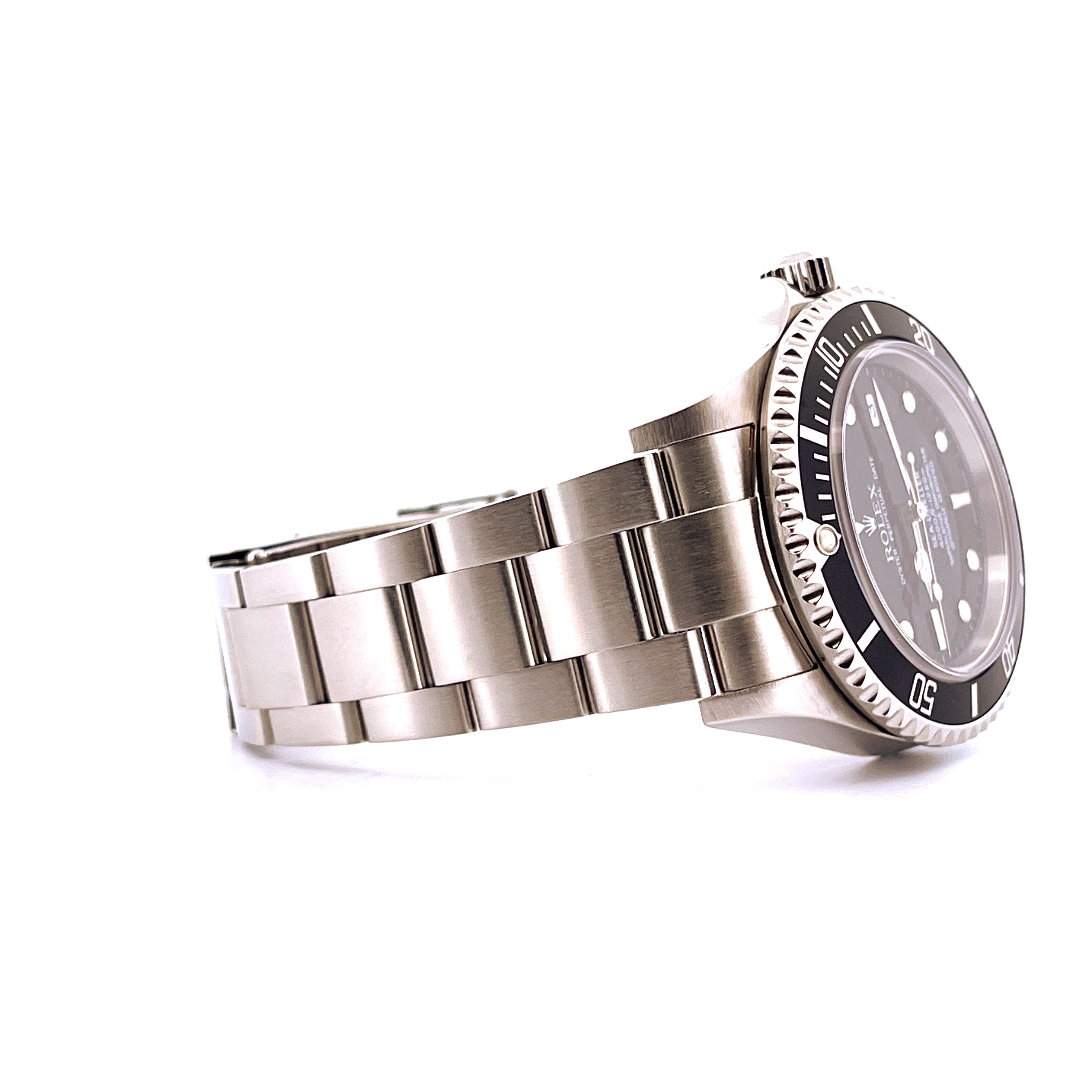 Eine Rolex Sea-Dweller 4000 Stahl mit schwarzem Zifferblatt im Seitenprofil auf weißem Hintergrund